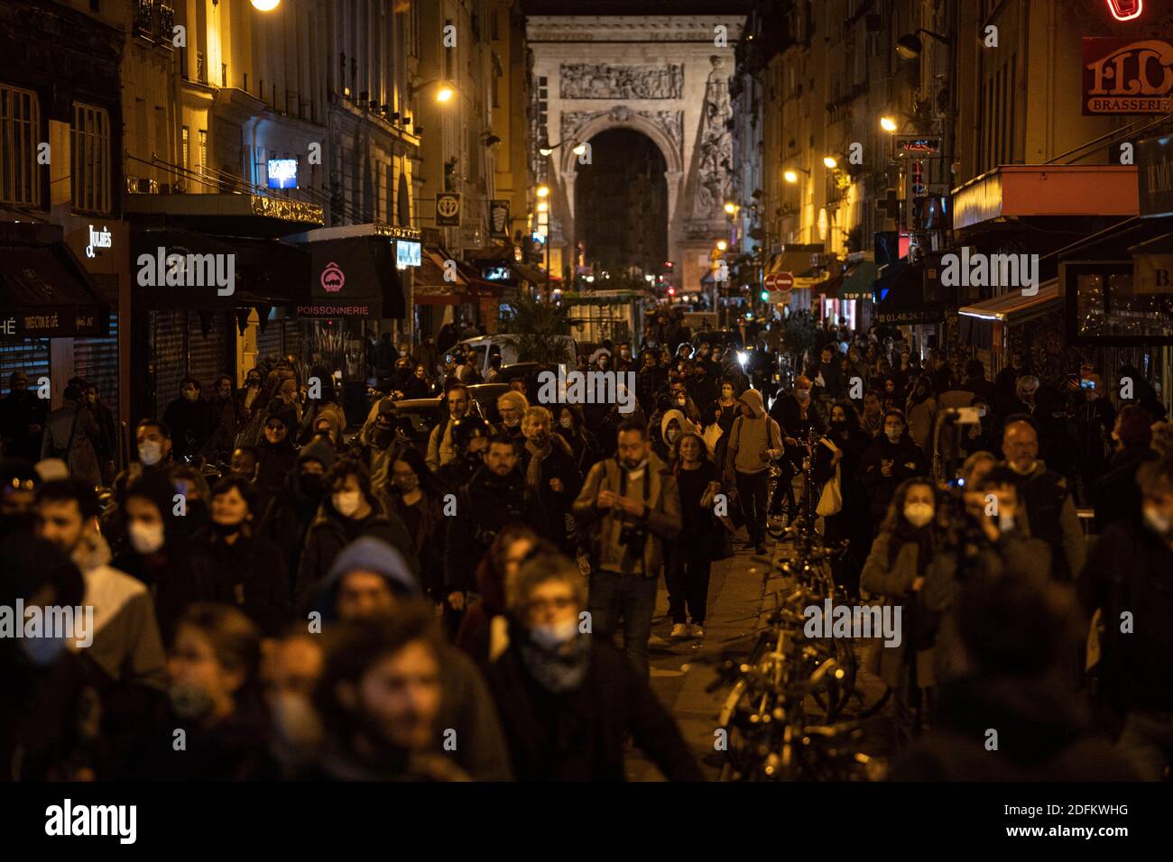 La gente protesta contro il coprifuoco. La città di Parigi è soggetta a un coprifuoco alle 21:00 con decisione del governo di cercare di fermare l'epidemia di coronavirus. Parigi, Francia, 17 ottobre 2020. Circa 20 milioni di francesi hanno trascorso la prima sera sotto il coprifuoco sabato, mentre il ministero della salute ha riferito più di 32,000 nuovi casi confermati di Covid-19, il più alto numero di giorni dall'inizio della pandemia. Il coprifuoco dalle 21:00 alle 6:00 è entrato in vigore nella regione di Parigi e in altre otto grandi città, interessando quasi un terzo della popolazione del paese. Foto di Florent Bardos/ABACAPRESS.COM Foto Stock