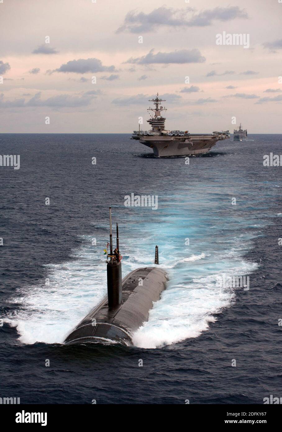 Fascicolo di handout foto del 14 aprile 2012 della portaerei di classe Nimitz USS Carl Vinson (CVN 70), dell'incrociatore missilistico guidato di classe Ticonderoga USS Bunker Hill (CG 52), e del cacciatorpediniere missilistico guidato di classe Arleigh Burke USS Halsey (DDG 97) transitano in formazione con navi navy indiane durante l'esercizio Malabar 2012. L'Australia si unirà all'India, agli Stati Uniti e al Giappone nelle esercitazioni navali di Malabar del mese prossimo nell'Oceano Indiano, in una mossa che si prevede rafforzerà il rapporto militare tra le quattro democrazie in mezzo alle crescenti tensioni con la Cina. Condotto annualmente dal 1992, t Foto Stock