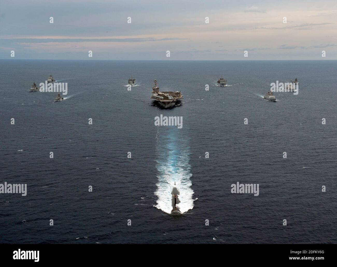 Fascicolo di handout foto del 14 aprile 2012 della portaerei di classe Nimitz USS Carl Vinson (CVN 70), dell'incrociatore missilistico guidato di classe Ticonderoga USS Bunker Hill (CG 52), e del cacciatorpediniere missilistico guidato di classe Arleigh Burke USS Halsey (DDG 97) transitano in formazione con navi navy indiane durante l'esercizio Malabar 2012. L'Australia si unirà all'India, agli Stati Uniti e al Giappone nelle esercitazioni navali di Malabar del mese prossimo nell'Oceano Indiano, in una mossa che si prevede rafforzerà il rapporto militare tra le quattro democrazie in mezzo alle crescenti tensioni con la Cina. Condotto annualmente dal 1992, t Foto Stock