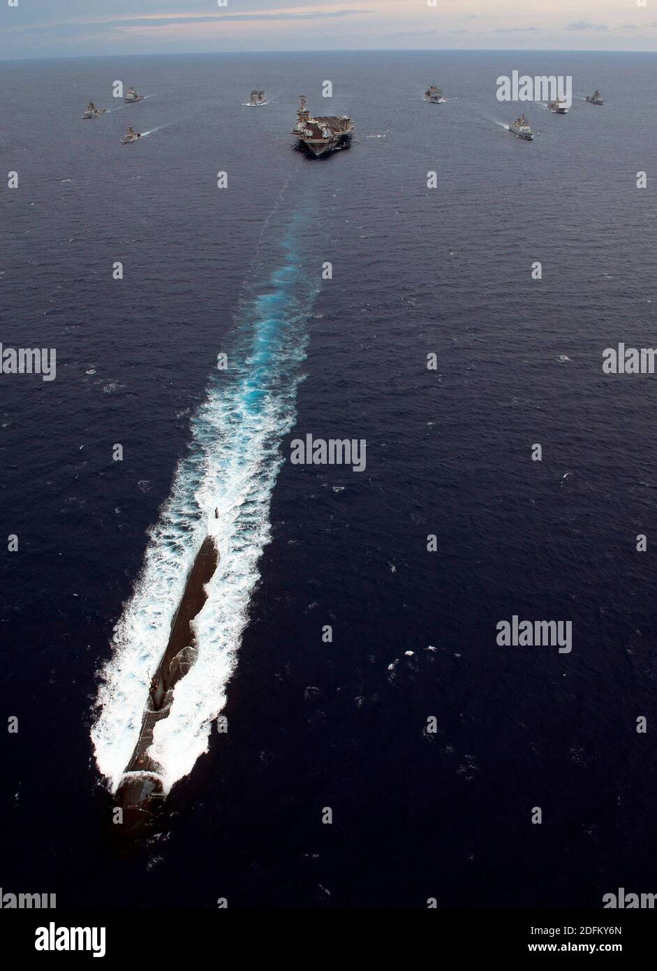 Fascicolo di handout foto del 14 aprile 2012 della portaerei di classe Nimitz USS Carl Vinson (CVN 70), dell'incrociatore missilistico guidato di classe Ticonderoga USS Bunker Hill (CG 52), e del cacciatorpediniere missilistico guidato di classe Arleigh Burke USS Halsey (DDG 97) transitano in formazione con navi navy indiane durante l'esercizio Malabar 2012. L'Australia si unirà all'India, agli Stati Uniti e al Giappone nelle esercitazioni navali di Malabar del mese prossimo nell'Oceano Indiano, in una mossa che si prevede rafforzerà il rapporto militare tra le quattro democrazie in mezzo alle crescenti tensioni con la Cina. Condotto annualmente dal 1992, t Foto Stock