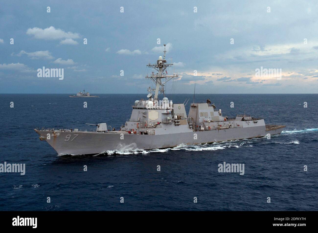 La foto del file di handout del 14 aprile 2012 del cacciatorpediniere missilistico guidato di classe Arleigh Burke USS Halsey (DDG 97) è in corso con l'incrociatore missilistico guidato di classe Ticonderoga USS Bunker Hill (CG 52) con altre navi navali statunitensi e indiane durante l'esercizio Malabar 2012. L'Australia si unirà all'India, agli Stati Uniti e al Giappone nelle esercitazioni navali di Malabar del mese prossimo nell'Oceano Indiano, in una mossa che si prevede rafforzerà il rapporto militare tra le quattro democrazie in mezzo alle crescenti tensioni con la Cina. Condotte annualmente dal 1992, le manovre sono cresciute in dimensioni e complessità in RECE Foto Stock
