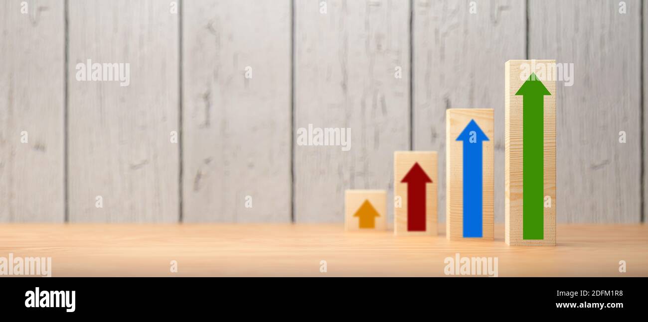 cubi con altezza crescente come in un grafico di fronte di sfondo in legno - illustrazione 3d Foto Stock