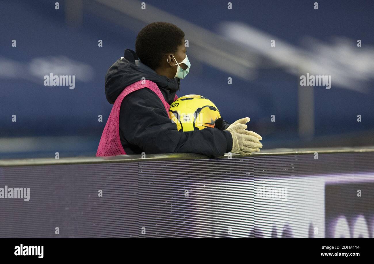 Ballboy con guanti e maschere protettive durante la partita tra Paris Saint Germain e DIJON FCO allo stadio Parc Des Princes, il 24 2020 ottobre a Parigi, Francia. Foto di Loic BARATOUX/ABACAPRESS.COM Foto Stock