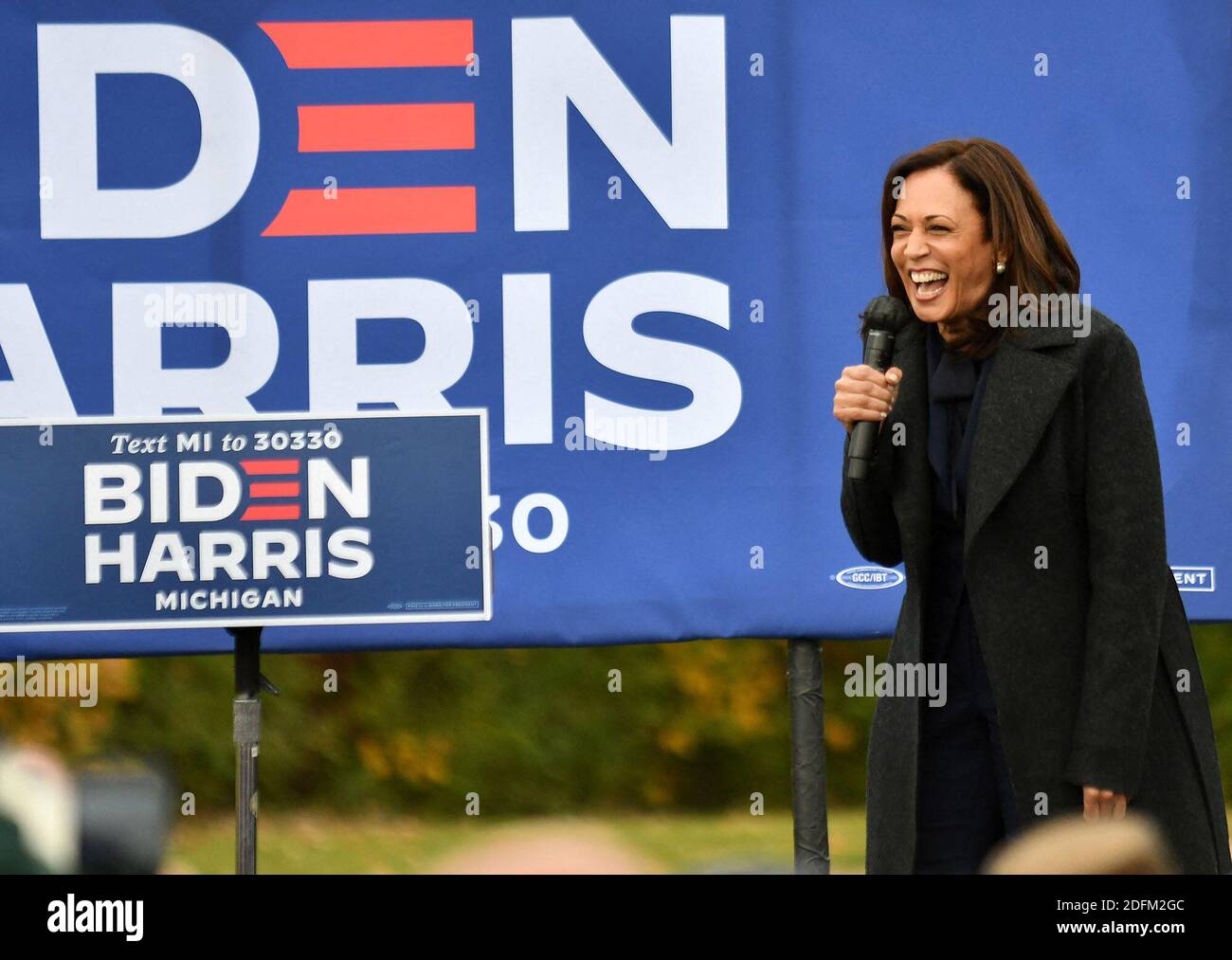 NO FILM, NO VIDEO, NO TV, NO DOCUMENTARIO - il candidato democratico alla vicepresidenza Sen. Kamala Harris (D-CA) parla all'evento Canvas Kickoff al Troy Community Center di Troy, MI, USA, domenica 25 ottobre 2020. Foto di Robin Buckson/The Detroit News/TNS/ABACAPRESS.COM Foto Stock