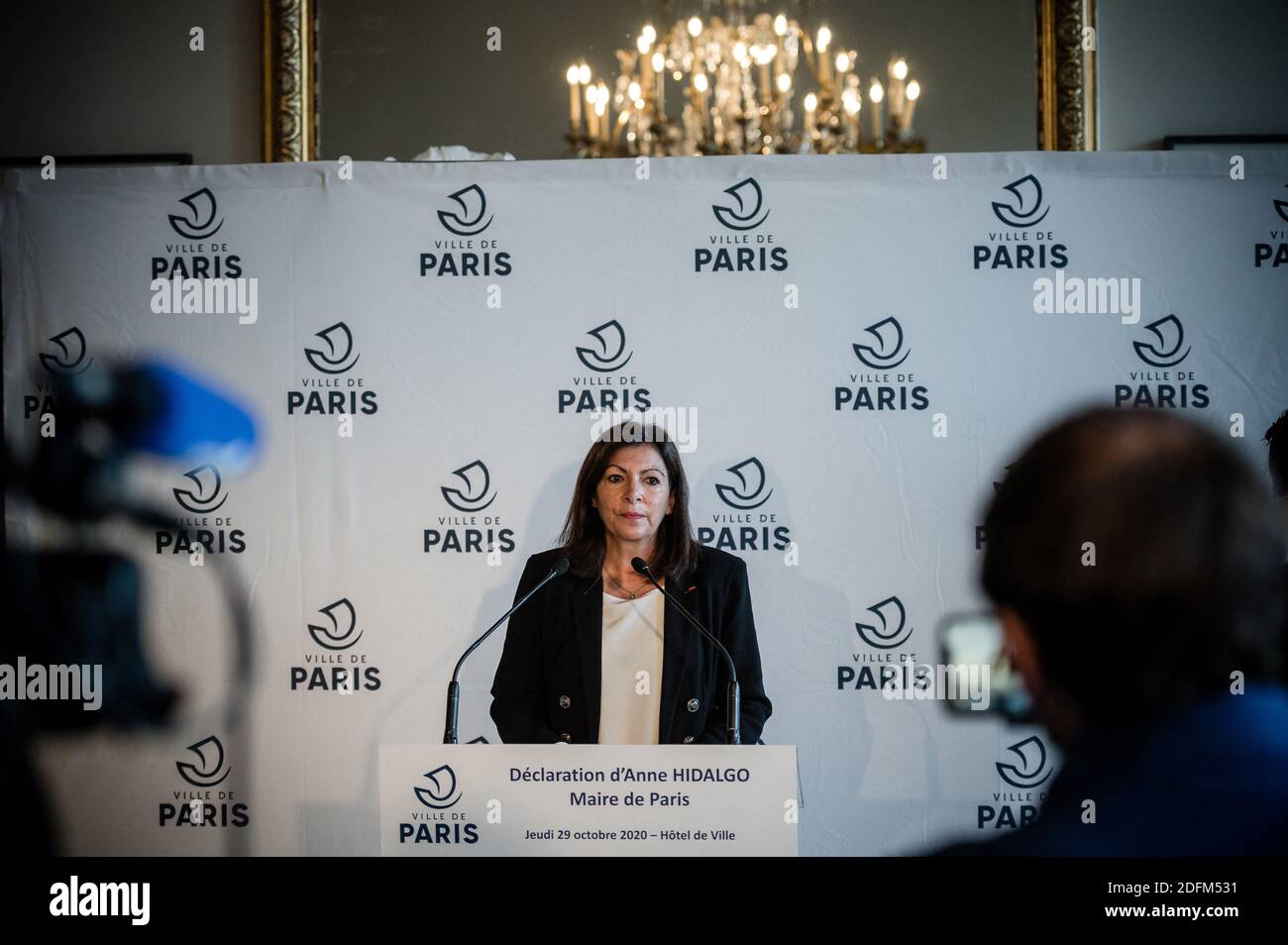 Il sindaco di Parigi Anne Hidalgo tiene una conferenza stampa presso il municipio di Parigi, a Parigi, in Francia, il 29 ottobre 2020, in reazione agli annunci del governo sul secondo confinamento (ri-contenimento) della Francia a seguito della seconda ondata dell'epidemia di Coronavirus COVID-19, E il suo impatto sulla vita sociale, culturale ed economica dei parigini. Foto di Nicolas Messyasz/piscina/ABACAPRESS.COM Foto Stock