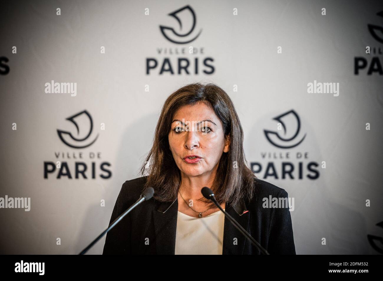 Il sindaco di Parigi Anne Hidalgo tiene una conferenza stampa presso il municipio di Parigi, a Parigi, in Francia, il 29 ottobre 2020, in reazione agli annunci del governo sul secondo confinamento (ri-contenimento) della Francia a seguito della seconda ondata dell'epidemia di Coronavirus COVID-19, E il suo impatto sulla vita sociale, culturale ed economica dei parigini. Foto di Nicolas Messyasz/piscina/ABACAPRESS.COM Foto Stock