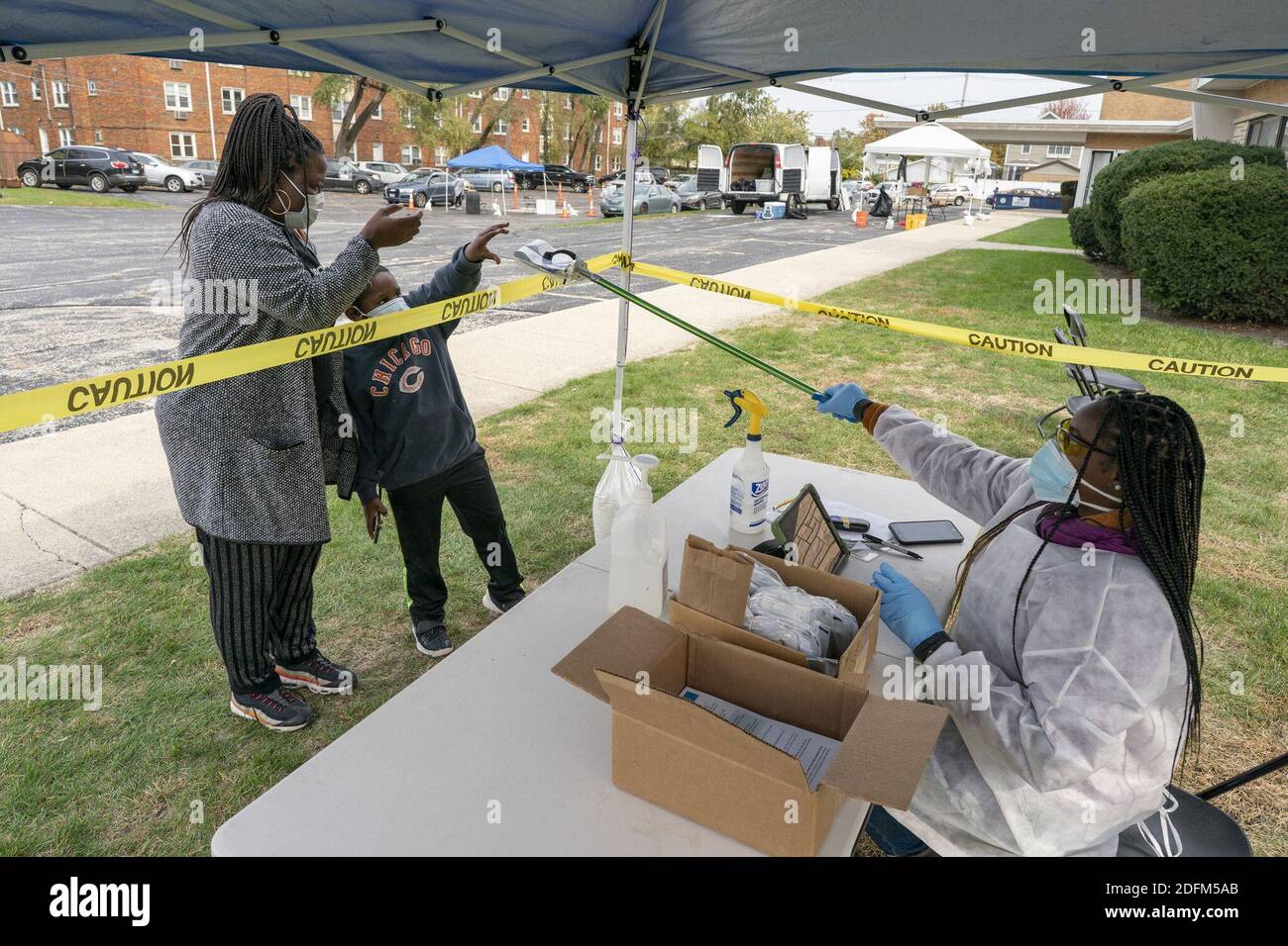 NO FILM, NO VIDEO, NO TV, NO DOCUMENTARIO - Nicaya rapier, left, aiuta suo nipote, Zachary Marshall, a ricevere un test COVID-19 auto-amministrato da Alexandria Jackson alla CrossWinds Church a Chicago, il, USA il 20 ottobre 2020. Foto di Youngrae Kim/Chicago Tribune/TNS/ABACAPRESS.COM Foto Stock