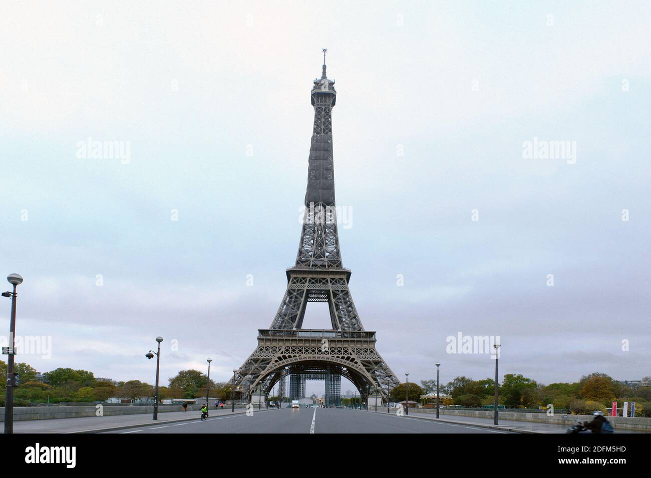 Una vista delle strade deserte intorno alla Torre Eiffel al mattino presto il 30 ottobre 2020 a Parigi, quando la Francia è entrata nel suo secondo blocco nazionale. A partire dalla mezzanotte, i 65 milioni di abitanti della Francia sono stati in gran parte confinati nelle loro case, avendo bisogno di dichiarazioni scritte per andarsene, nell'ultima drastica misura per frenare una malattia che ha infettato più di 44.5 milioni di persone in tutto il mondo e ha ucciso quasi 1.2 milioni di persone. Foto di JMP/ABACAPRESS.COM Foto Stock