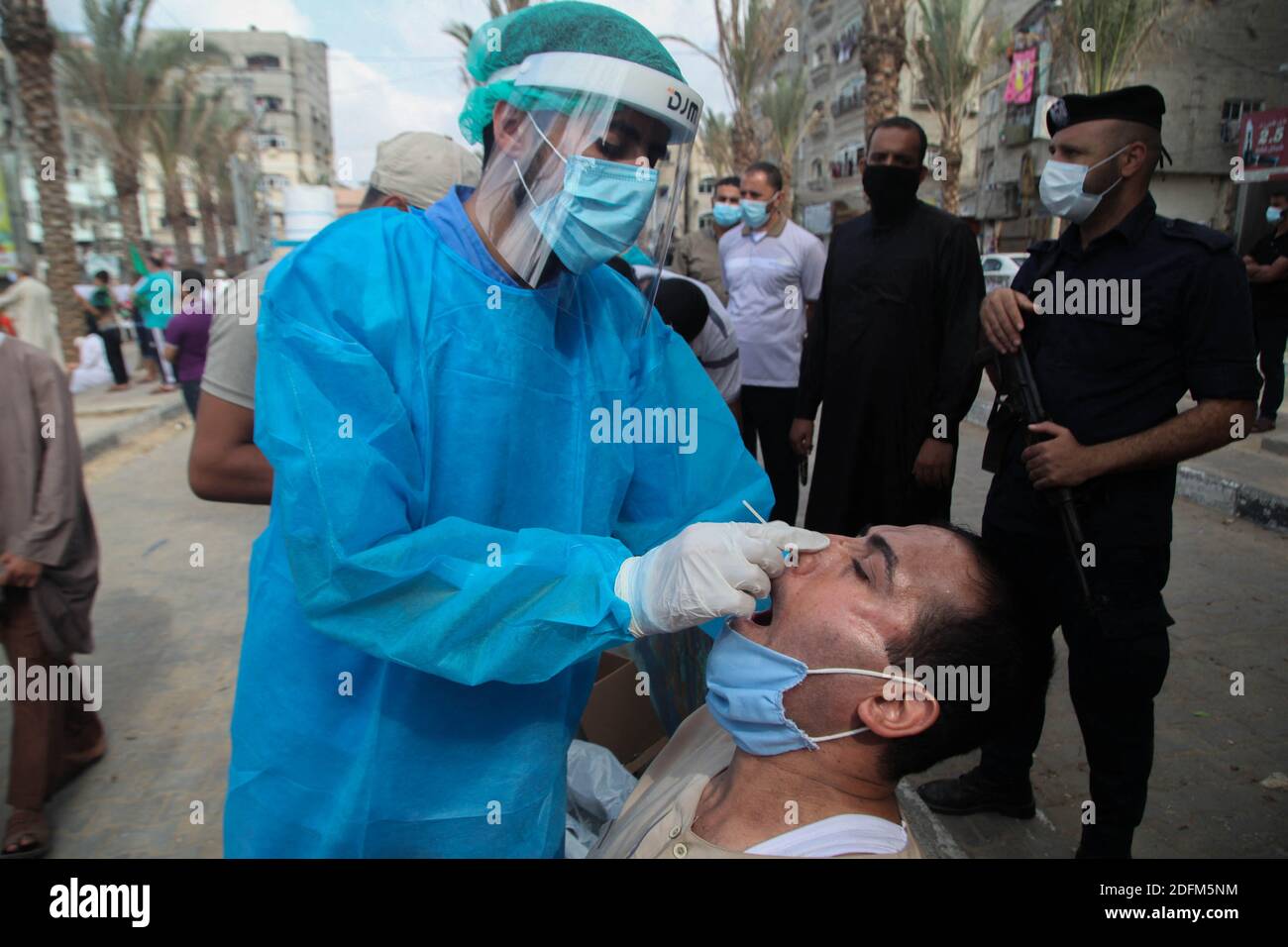 Un operatore sanitario raccoglie un campione di tampone nasale per un test del coronavirus a Gaza, Gaza, il 30 ottobre 2020. Le terribili condizioni economiche, un sistema sanitario inadeguato e le croniche carenze di elettricità, in parte causate dal blocco, hanno reso Gaza particolarmente vulnerabile al virus. Le infezioni confermate nell'enclave hanno superato 5,440 con 31 decessi. Foto di Ramez Habboub/ABACAPRESS.COM Foto Stock