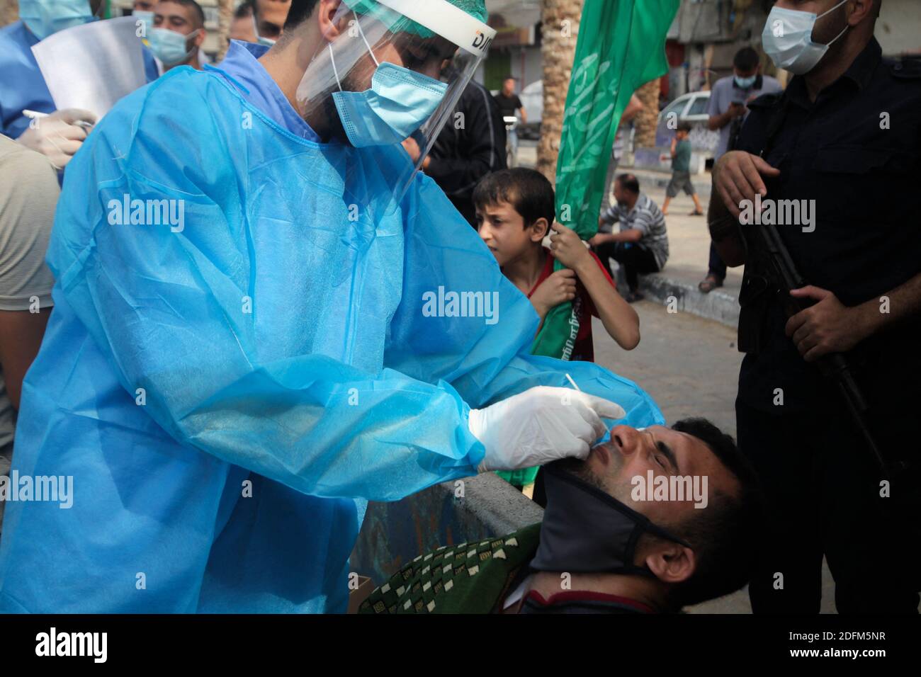 Un operatore sanitario raccoglie un campione di tampone nasale per un test del coronavirus a Gaza, Gaza, il 30 ottobre 2020. Le terribili condizioni economiche, un sistema sanitario inadeguato e le croniche carenze di elettricità, in parte causate dal blocco, hanno reso Gaza particolarmente vulnerabile al virus. Le infezioni confermate nell'enclave hanno superato 5,440 con 31 decessi. Foto di Ramez Habboub/ABACAPRESS.COM Foto Stock