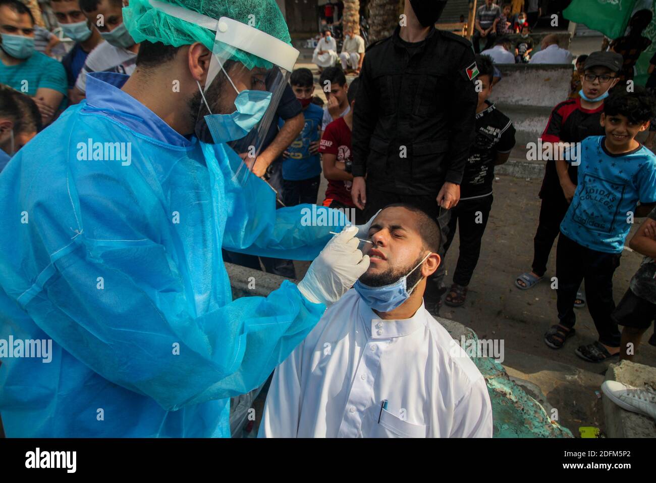 Un operatore sanitario raccoglie un campione di tampone nasale per un test del coronavirus a Gaza, Gaza, il 30 ottobre 2020. Le terribili condizioni economiche, un sistema sanitario inadeguato e le croniche carenze di elettricità, in parte causate dal blocco, hanno reso Gaza particolarmente vulnerabile al virus. Le infezioni confermate nell'enclave hanno superato 5,440 con 31 decessi. Foto di Ramez Habboub/ABACAPRESS.COM Foto Stock