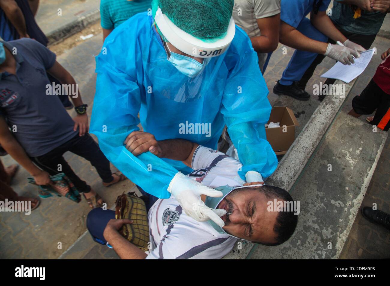 Un operatore sanitario raccoglie un campione di tampone nasale per un test del coronavirus a Gaza, Gaza, il 30 ottobre 2020. Le terribili condizioni economiche, un sistema sanitario inadeguato e le croniche carenze di elettricità, in parte causate dal blocco, hanno reso Gaza particolarmente vulnerabile al virus. Le infezioni confermate nell'enclave hanno superato 5,440 con 31 decessi. Foto di Ramez Habboub/ABACAPRESS.COM Foto Stock