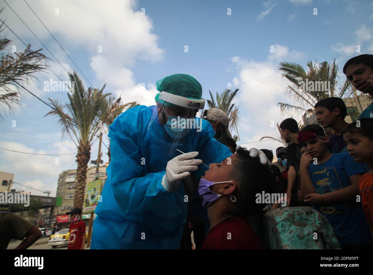 Un operatore sanitario raccoglie un campione di tampone nasale per un test del coronavirus a Gaza, Gaza, il 30 ottobre 2020. Le terribili condizioni economiche, un sistema sanitario inadeguato e le croniche carenze di elettricità, in parte causate dal blocco, hanno reso Gaza particolarmente vulnerabile al virus. Le infezioni confermate nell'enclave hanno superato 5,440 con 31 decessi. Foto di Ramez Habboub/ABACAPRESS.COM Foto Stock