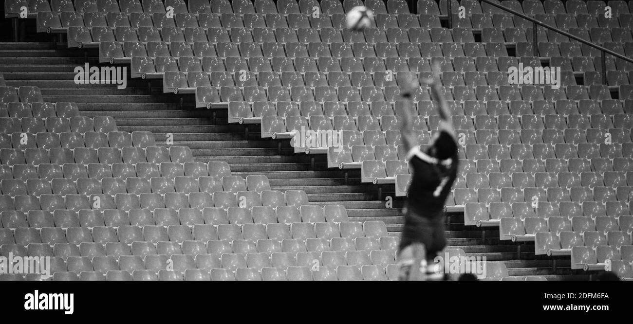 Illustrazione Stade de France è vuoto : il capitano francese Charles Olivion durante la partita dei sei Paesi del torneo di rugby Union tra Francia e Irlanda allo stade de France, a Saint Denis, alla periferia di Parigi, il 31 ottobre 2020. Foto di ELIOT BLONDT/ABACAPRESS.COM Foto Stock