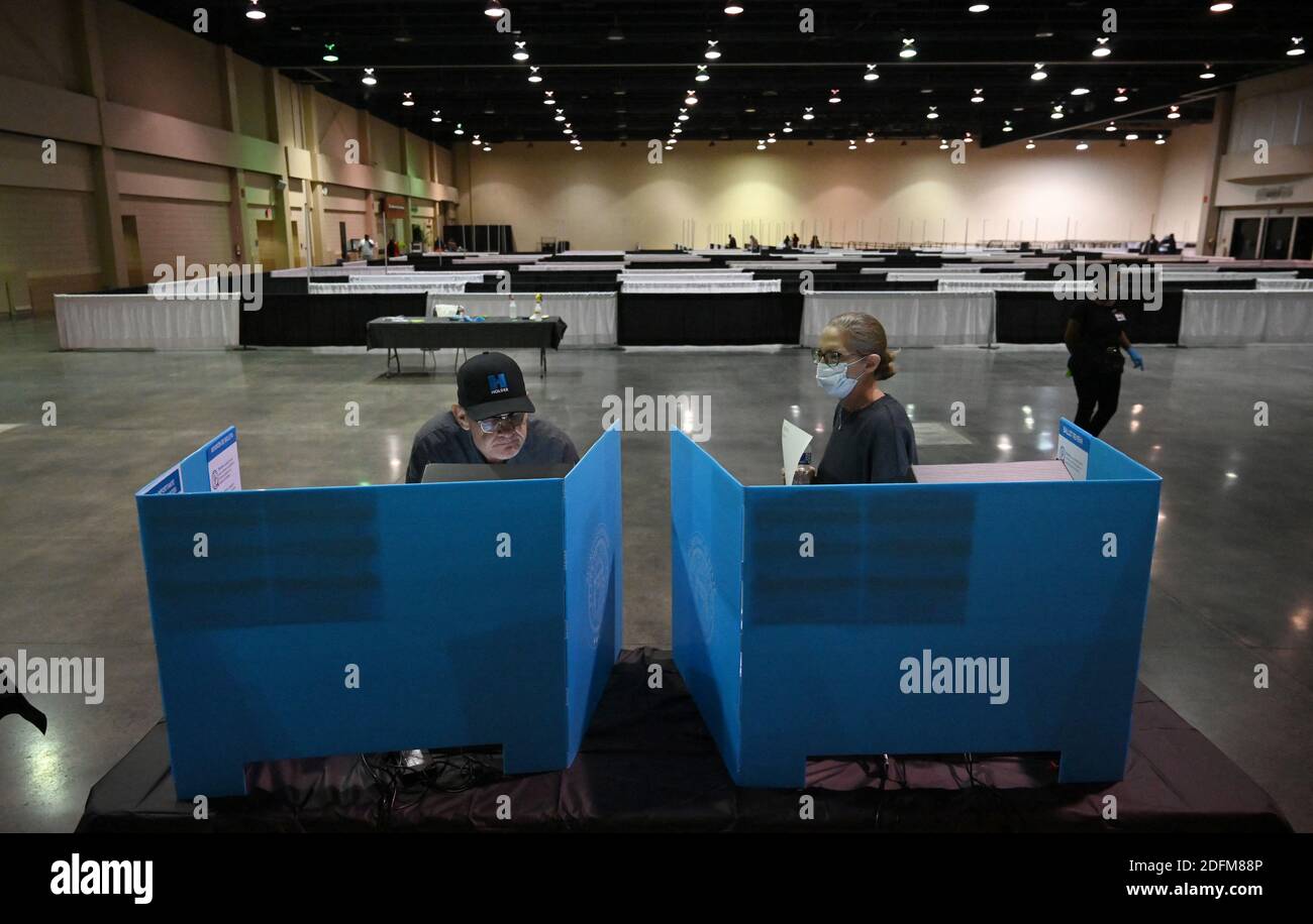 NO FILM, NO VIDEO, NO TV, NO DOCUMENTARIO - 3 novembre 2020 Duluth - Gwinnett County votanti Lauren Fuller Photo by right) attende il marito Michael Fuller che termina il suo voto all'Infinite Energy Center di Duluth martedì 3 novembre 2020. Foto di Hyosub Shin/Atlanta Journal-Constitution/TNS/ABACAPRESS.COM Foto Stock