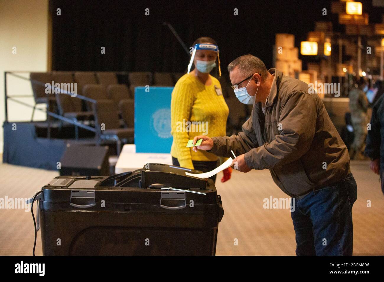 NO FILM, NO VIDEO, NO TV, NO DOCUMENTARIO - UN residente della contea di Cobb sottopone il suo voto alla chiesa Battista di Noonday a Marietta, Georgia, martedì 3 novembre 2020. Foto di Rebecca Wright per l'Atlanta Journal-Constitution/TNS/ABACAPRESS.COM Foto Stock