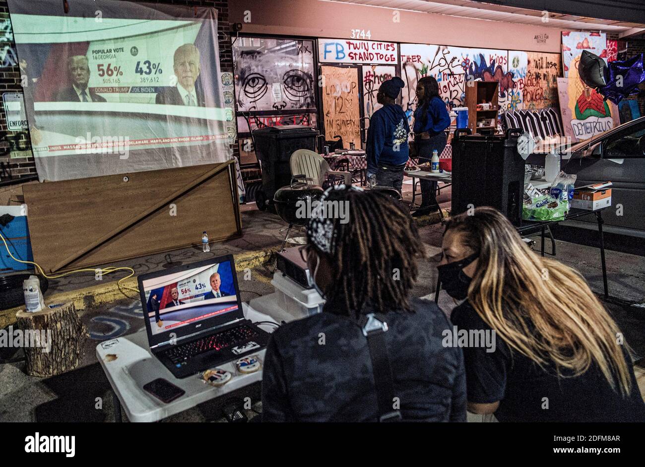 NO FILM, NO VIDEO, NO TV, NO DOCUMENTARIO - la gente guarda la copertura della gara presidenziale su un proiettore al sito commemorativo George Floyd nella notte delle elezioni di Martedì, 3, 2020, a Minneapolis. Foto di Richard Tsong-Taatarii/Minneapolis Star Tribune/TNS/ABACAPRESS.COM Foto Stock