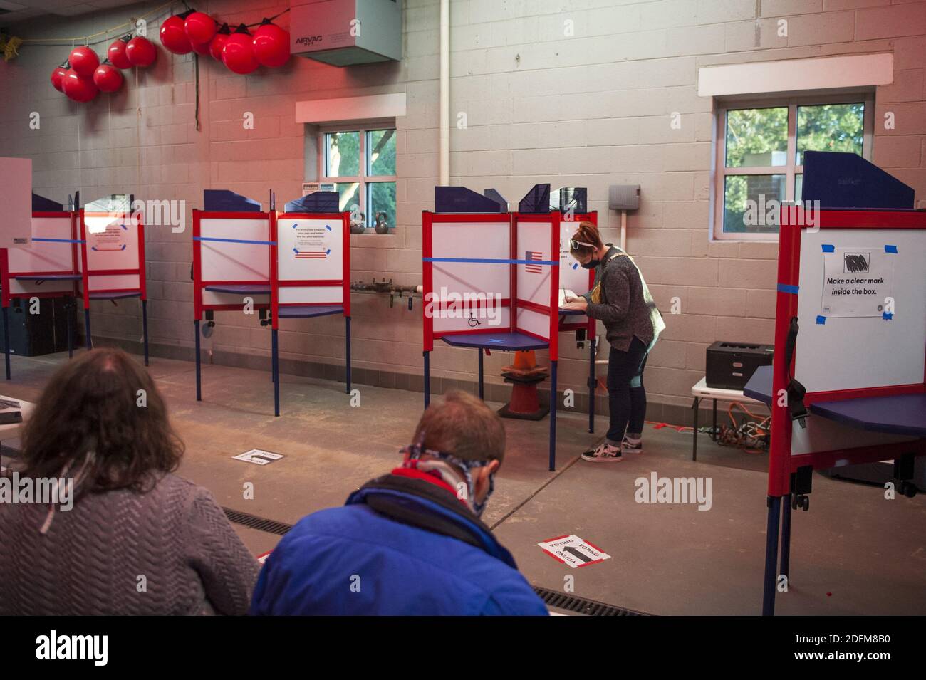 Una donna lancia il suo voto alla stazione del Dipartimento del fuoco di Alessandria n°4, il giorno delle elezioni ad Alessandria, Va., Martedì, 3 novembre 2020. Foto di Rod Lamkey/CNP/ABACAPRESS.COM Foto Stock