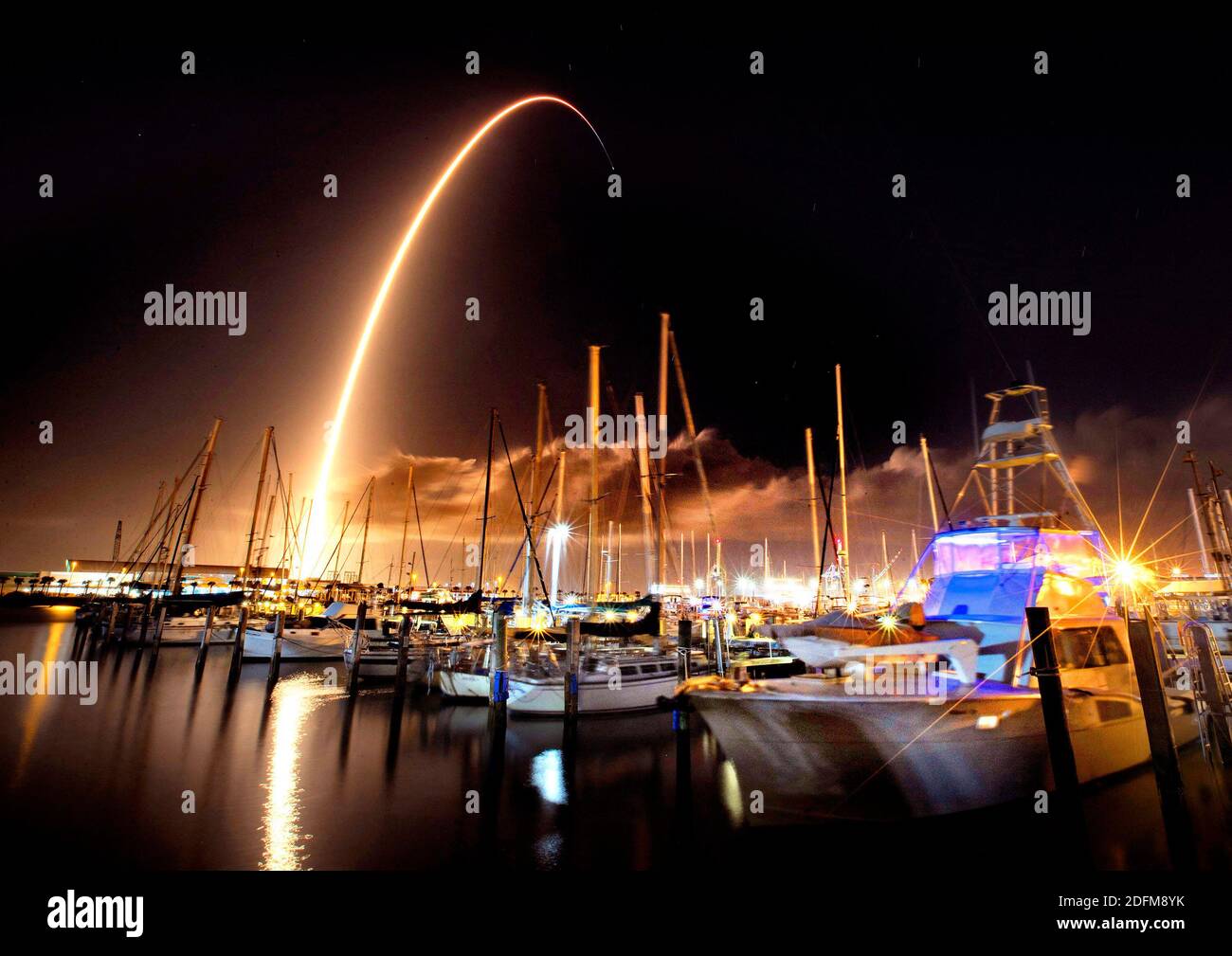 NO FILM, NO VIDEO, NO TV, NO DOCUMENTARIO - in una vista dal Port Canaveral Yacht Club, lo SpaceX Falcon 9 lancia dalla vicina Cape Canaveral Air Force Station portando un satellite Lockheed-Martin GPS III giovedì 5 novembre 2020, a Port Canaveral, FL, USA. La missione per l'aeronautica degli Stati Uniti era stata ritardata più volte prima del lancio riuscito di giovedì. Foto di Joe Burbank/Orlando Sentinel/TNS/ABACAPRESS.COM Foto Stock