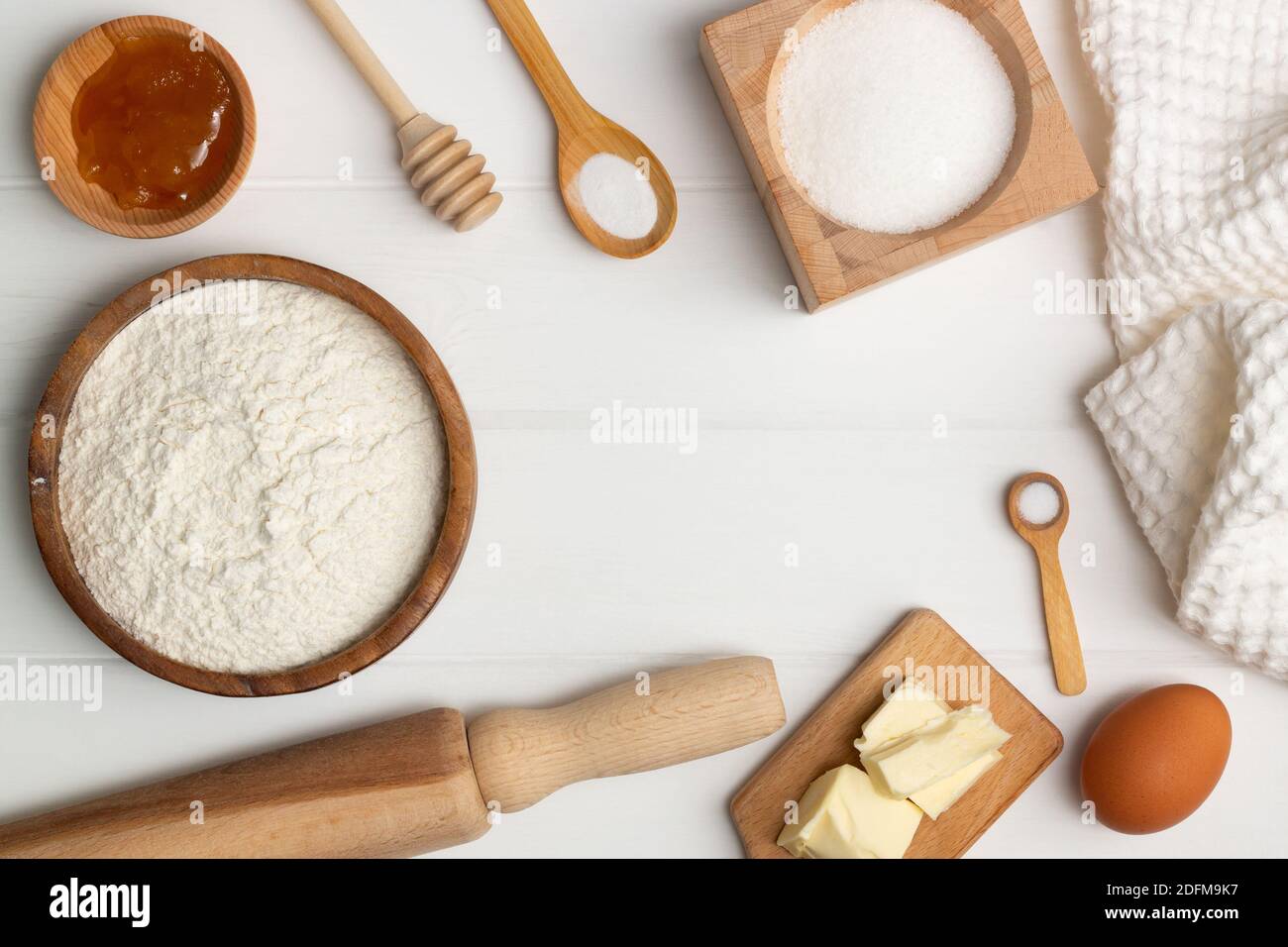 Istruzioni dettagliate per la ricetta della torta a forma di cuore. Ingredienti: Farina di burro zucchero uovo sale di soda di miele. Disposizione piatta. Spazio di copia Foto Stock