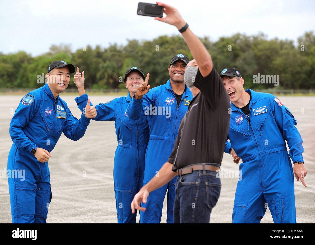 L'equipaggio della missione SpaceX Crew-1 si è formato per un selfie con un dipendente SpaceX dopo essere arrivato domenica 8 novembre 2020 al Kennedy Space Center, Florida, per prepararsi al lancio previsto per il 14 novembre. Da sinistra, lo specialista della missione Soichi Noguchi, lo specialista della missione Shannon Walker, il pilota Victor Glover e il comandante delle navicelle Michael Hopkins. Foto di Joe Burbank/Orlando Sentinel/TNS/ABACAPRESS.COM Foto Stock