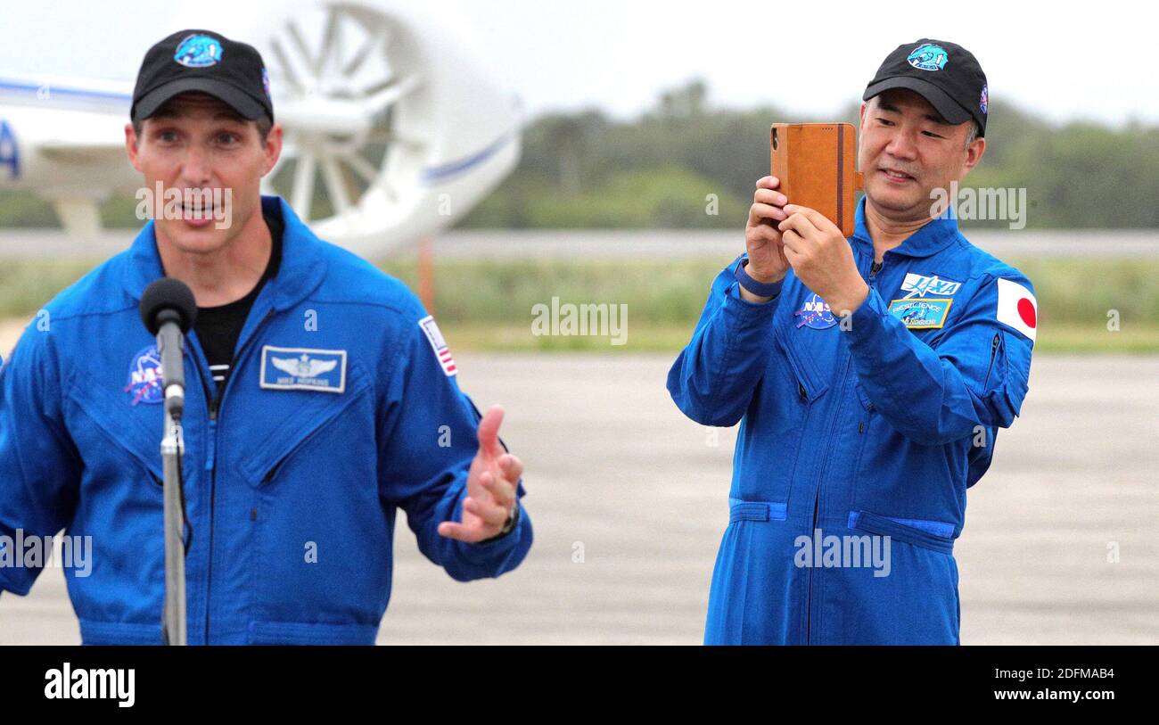 Il comandante dei veicoli spaziali Michael Hopkins risponde a una domanda mentre lo specialista della missione Soichi Noguchi registra il momento durante l'arrivo di SpaceX Crew-1 domenica 8 novembre 2020 al Kennedy Space Center, Florida, in preparazione del lancio previsto per il 14 novembre. Foto di Joe Burbank/Orlando Sentinel/TNS/ABACAPRESS.COM Foto Stock
