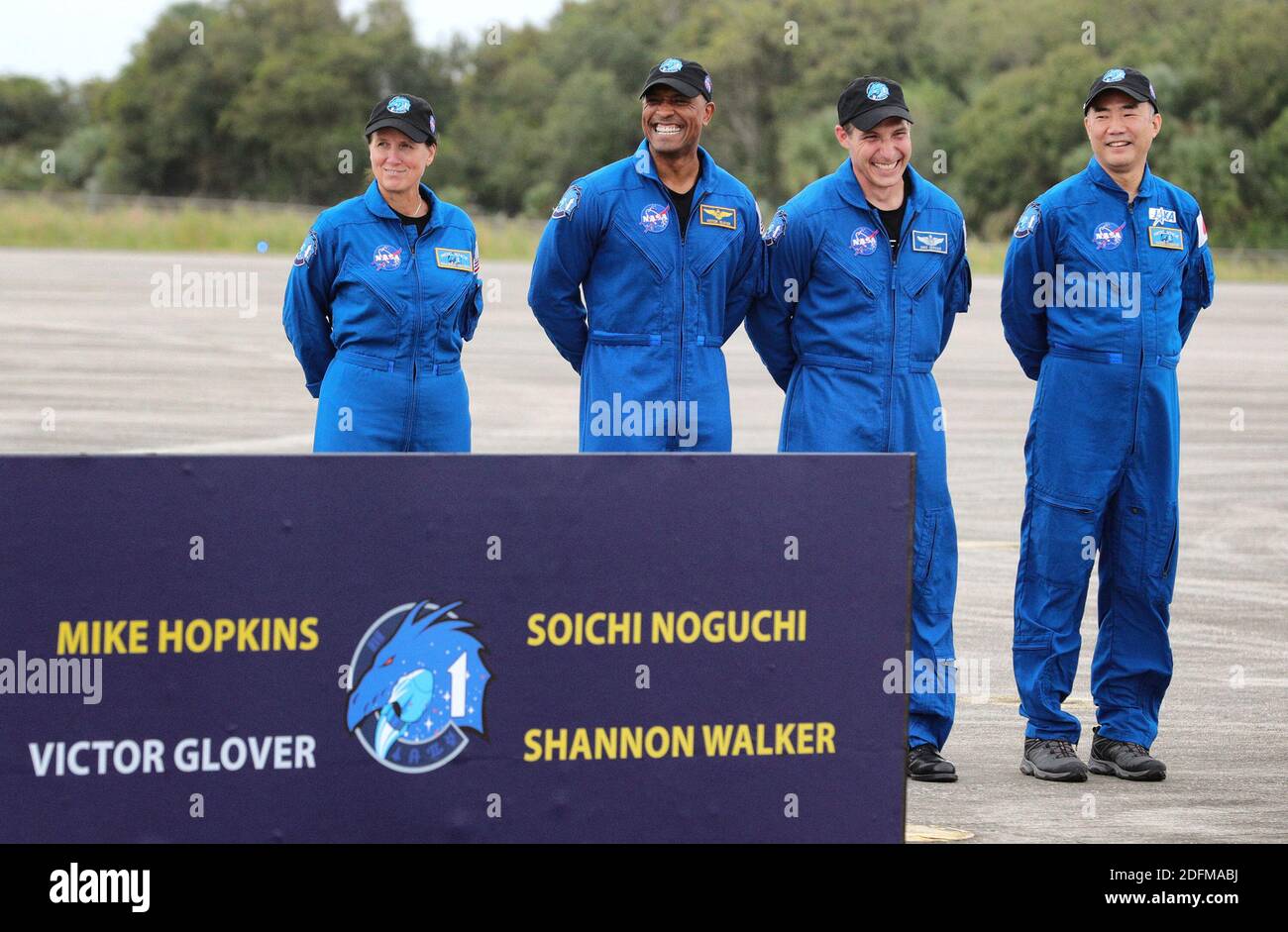 L'equipaggio della missione SpaceX Crew-1 parla con i media dopo essere arrivato domenica 8 novembre 2020 al Kennedy Space Center, Florida, per prepararsi al lancio previsto per il 14 novembre. Da sinistra, lo specialista della missione Shannon Walker, il pilota Victor Glover, il comandante delle navicelle Michael Hopkins e lo specialista della missione Soichi Noguchi. Foto di Joe Burbank/Orlando Sentinel/TNS/ABACAPRESS.COM Foto Stock