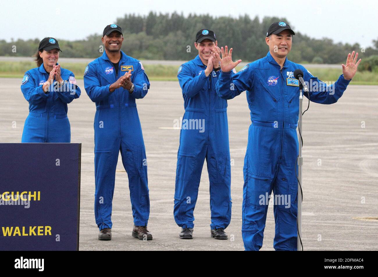 L'equipaggio della missione SpaceX Crew-1 parla con i media dopo essere arrivato domenica 8 novembre 2020 al Kennedy Space Center, Florida, per prepararsi al lancio previsto nel novembre 14. Da sinistra, lo specialista della missione Shannon Walker, il pilota Victor Glover, il comandante delle navicelle Michael Hopkins e lo specialista della missione Soichi Noguchi. Foto di Joe Burbank/Orlando Sentinel/TNS/ABACAPRESS.COM Foto Stock
