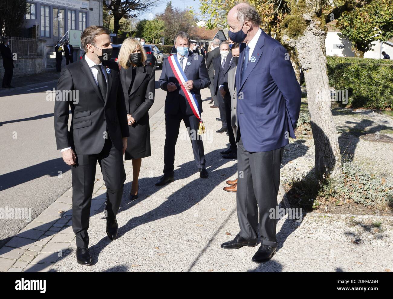 Il presidente francese Emmanuel Macron (L) parla con Yves de Gaulle, grande figlio del defunto presidente francese e dell'eroe della seconda guerra mondiale Charles de Gaulle, in vista di una cerimonia commemorativa per suo nonno nel villaggio francese nordorientale di Colombey-les-Deux-Eglises, dove de Gaulle morì e fu sepolto 50 anni fa, Il 9 novembre 2020. - (Foto di Ludovic Marin / piscina / ABACAPRESS.COM Foto Stock