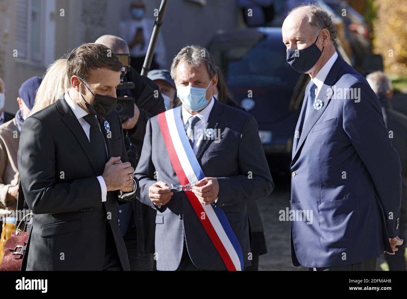 Il presidente francese Emmanuel Macron (L) parla con Yves de Gaulle, grande figlio del defunto presidente francese e dell'eroe della seconda guerra mondiale Charles de Gaulle, in vista di una cerimonia commemorativa per suo nonno nel villaggio francese nordorientale di Colombey-les-Deux-Eglises, dove de Gaulle morì e fu sepolto 50 anni fa, Il 9 novembre 2020. - (Foto di Ludovic Marin / piscina / ABACAPRESS.COM Foto Stock