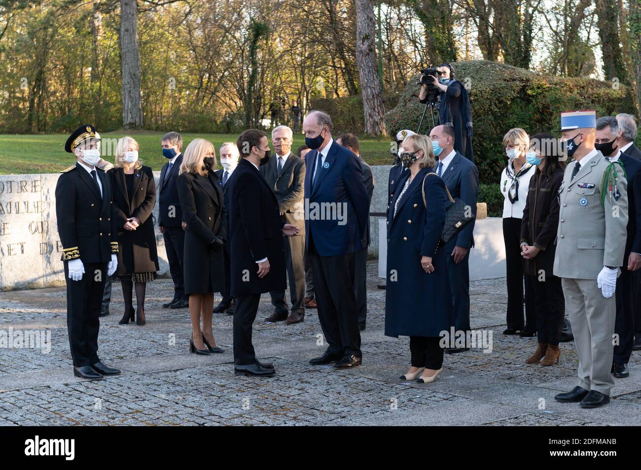 Emmanuel Macron Yves de Gaulle. Al memoriale del defunto presidente francese e eroe della seconda guerra mondiale Charles de Gaulle, il presidente francese Emmanuel Macron si trova durante una cerimonia nel villaggio francese nord-orientale di Colombey-les-Deux-Eglises, il 9 novembre 2020. Foto di Jacques Witt/piscina/ABACAPRESS.COM Foto Stock