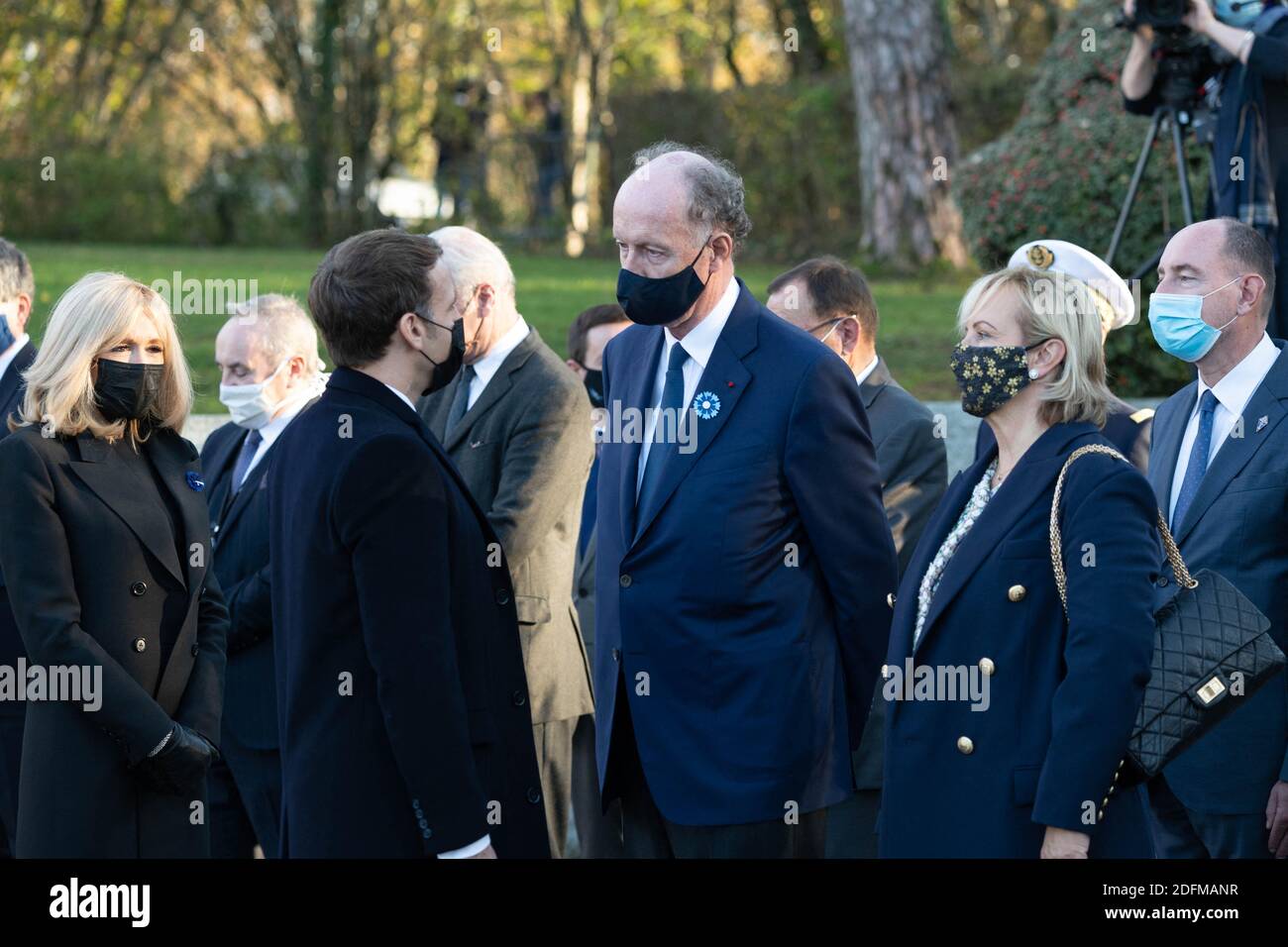 Emmanuel Macron e Yves de Gaulle. Al memoriale del defunto presidente francese e eroe della seconda guerra mondiale Charles de Gaulle, il presidente francese Emmanuel Macron si trova durante una cerimonia nel villaggio francese nord-orientale di Colombey-les-Deux-Eglises, in Francia, il 9 novembre 2020. Foto di Jacques Witt/piscina/ABACAPRESS.COM Foto Stock
