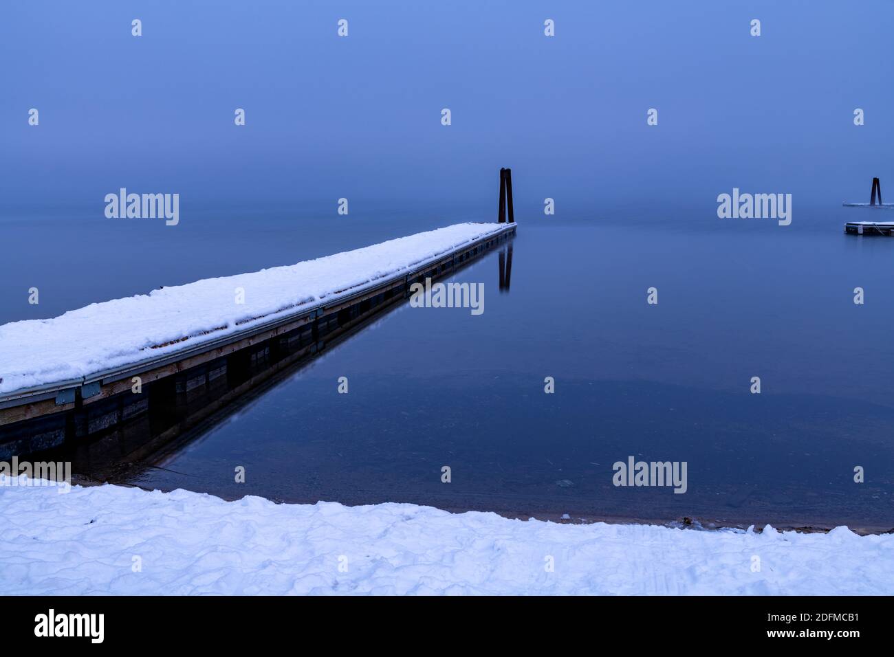 Il lago Payette di McCall attracca la neve e la nebbia Foto Stock