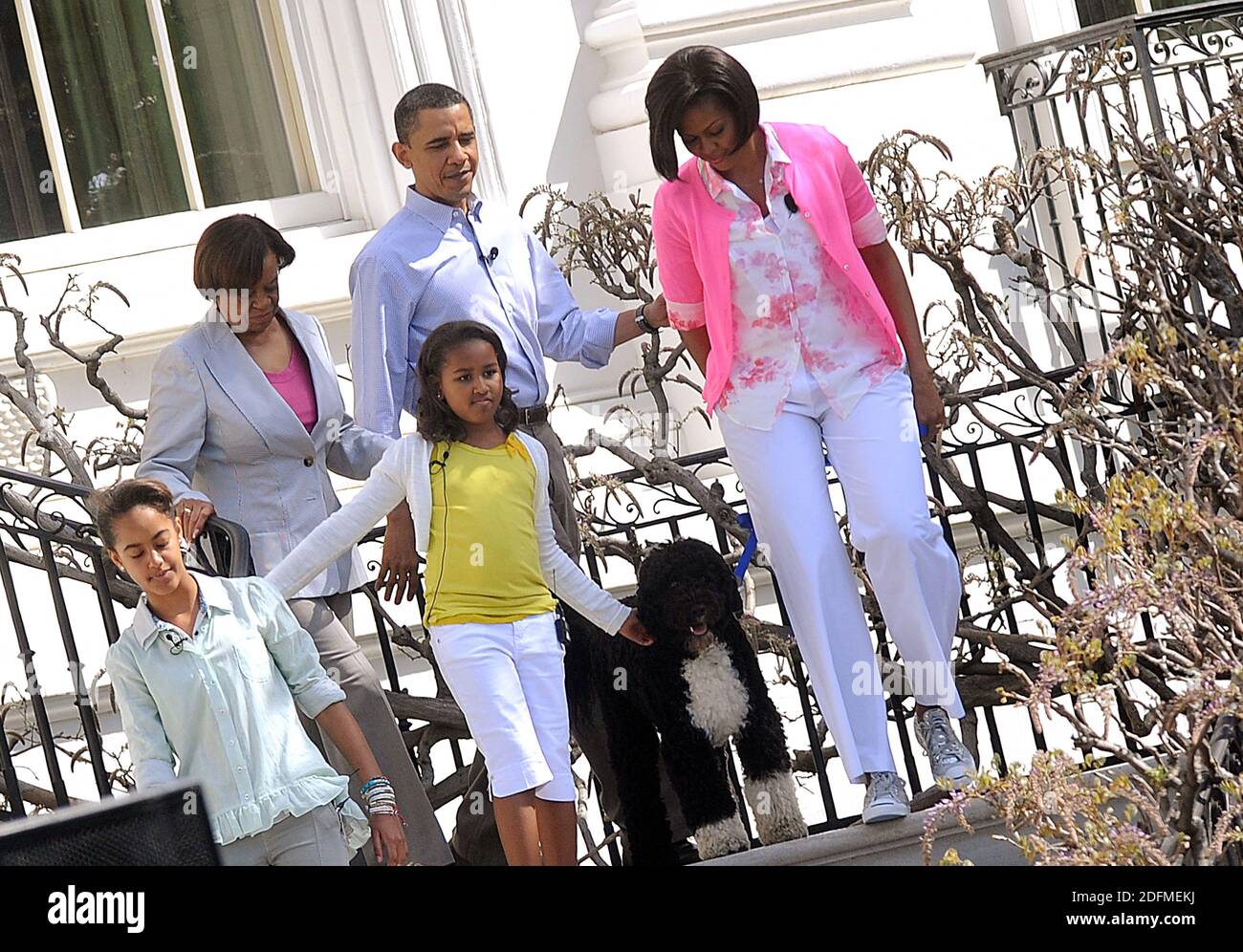 File photo - la prima famiglia partecipa all'annuale White House Easter Egg Roll sul prato sud della Casa Bianca a Washington il 5 aprile 2010. Più di 30,000 persone provenienti da tutti i 50 stati partecipano all'evento annuale. (Nella foto: Barack Obama, Michelle Obama, Sasha Obama, Malia Obama, Bo) l'ex presidente Barack Obama, il suo prossimo memoroir "A Promised Land" sarà rilasciato il 17 novembre in formato hardcover, digitale e audiolibro. Foto di Olivier Douliery /ABACAPRESS.COM Foto Stock