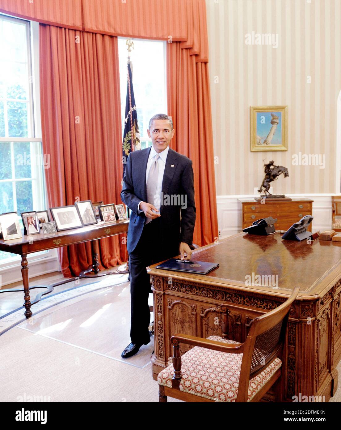 File photo - il Presidente degli Stati Uniti Barack Obama firma un annuncio per designare le terre federali all'interno dell'ex Fort Ord come monumento nazionale ai sensi dell'Antichities Act nell'Ufficio ovale della Casa Bianca a Washington, DC, USA, il 20 aprile 2012. Fort Ord è una ex base militare situata sulla costa centrale della California ed è una destinazione di prim'ordine per escursionisti, mountain bike e appassionati di attività all'aperto. Il prossimo memoriale dell'ex presidente Barack Obama "A Promised Land" sarà rilasciato il 17 novembre in formato hardcover, digitale e audiolibro. Foto di Olivier Douliery/ABACAPRESS.COM Foto Stock