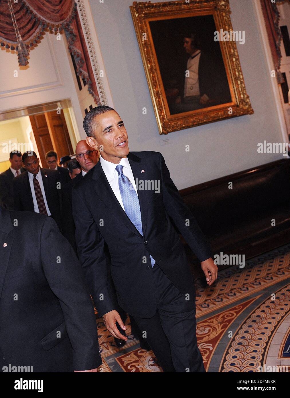 File photo - il presidente Barack Obama ondeggia mentre ha lasciato la stanza dopo l'incontro con il Senato democratico Caucus e la Conferenza Repubblicana del Senato settembre 10 2013 a Washington, DC, USA. Il prossimo memoriale dell'ex presidente Barack Obama "A Promised Land" sarà rilasciato il 17 novembre in formato hardcover, digitale e audiolibro. Foto di Olivier Douliery/ABACAPRESS.COM Foto Stock