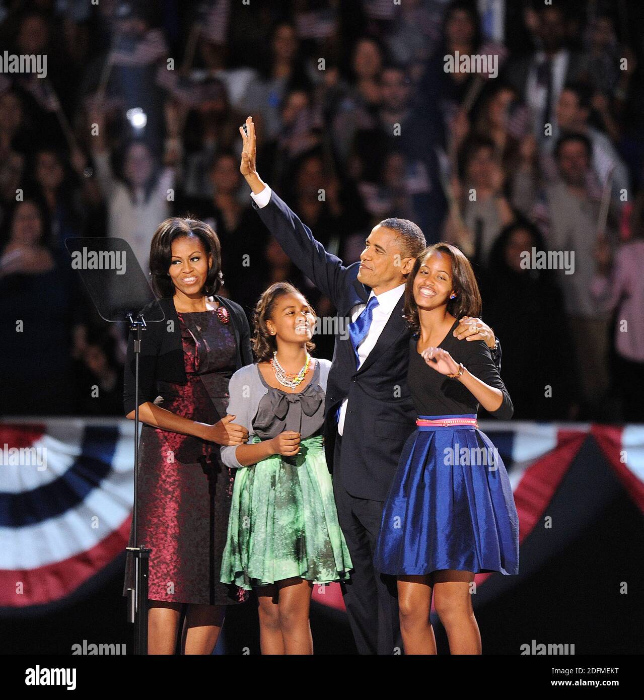 File photo - il presidente degli Stati Uniti Barack Obama ondeggia mentre cammina sul palco dopo essere stato rieletto presidente degli Stati Uniti durante la festa di guardia notturna delle elezioni al McCormick Place 6 novembre 2012 a Chicago, Illinois, USA. Il prossimo memoriale dell'ex presidente Barack Obama "A Promised Land" sarà rilasciato il 17 novembre in formato hardcover, digitale e audiolibro. Foto di Olivier Douliery/ABACAPRESS.COM Foto Stock