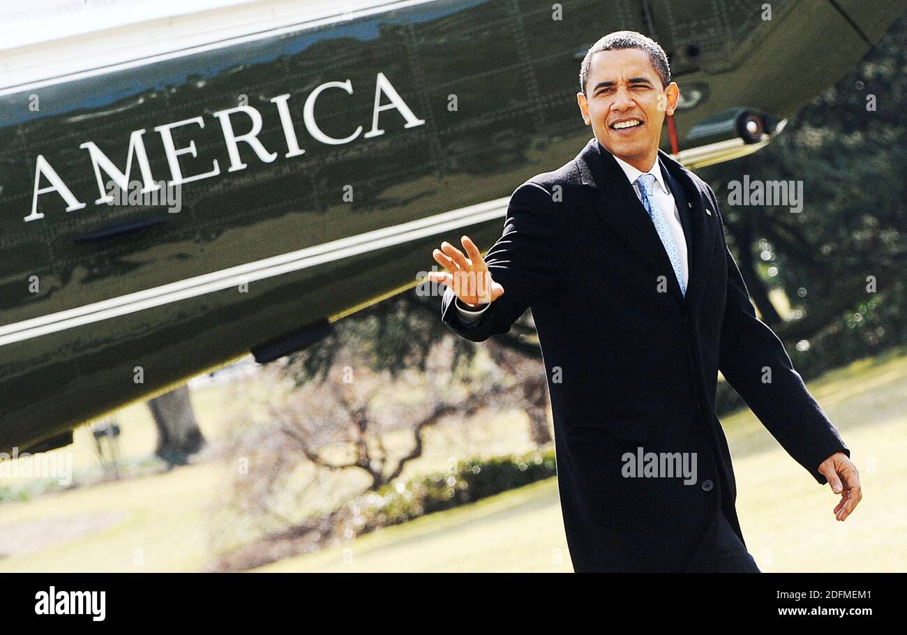 File photo - il presidente degli Stati Uniti Barack Obama arriva su Marine One sul prato sud della Casa Bianca a Washington, DC, USA il 16 febbraio 2009. Il prossimo memoriale dell'ex presidente Barack Obama "A Promised Land" sarà rilasciato il 17 novembre in formato hardcover, digitale e audiolibro. Foto di Olivier Douliery/ABACAPRESS.COM Foto Stock