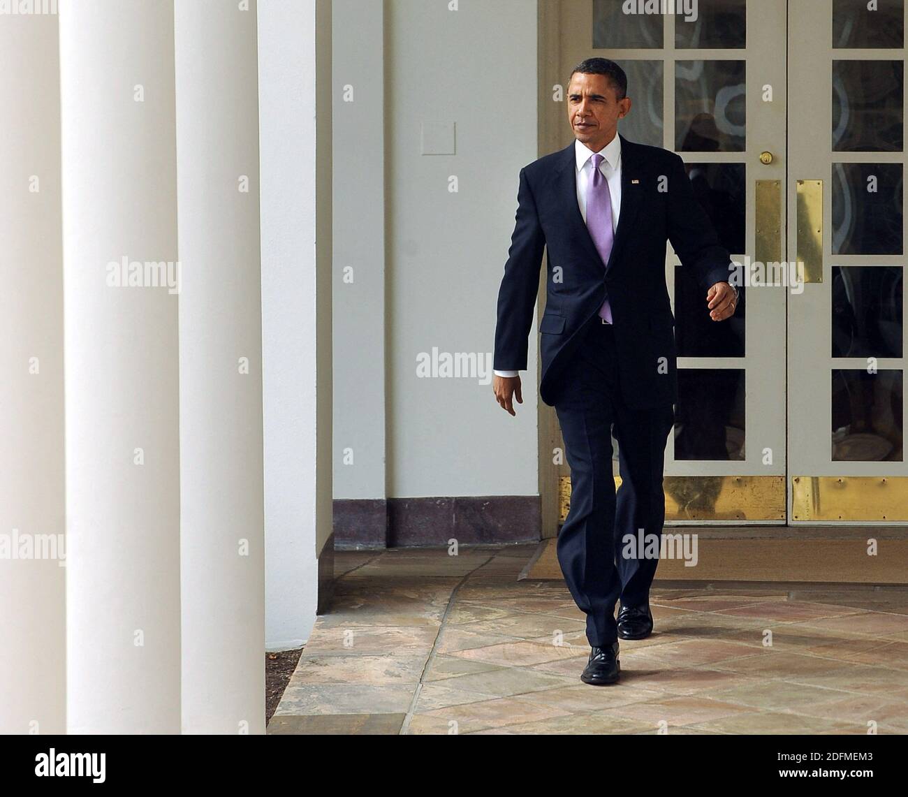 File photo - il presidente degli Stati Uniti Barack Obama cammina attraverso il Colonnade del Rose Garden della Casa Bianca a Washington il 25 gennaio 2011. Più tardi, questa sera, Obama darà il suo discorso sullo stato dell'Unione alla sessione congiunta del Congresso. Il prossimo memoriale dell'ex presidente Barack Obama "A Promised Land" sarà rilasciato il 17 novembre in formato hardcover, digitale e audiolibro. Foto di Roger L. Wollenberg/UPI Pool/ABACAPRESS.COM Foto Stock