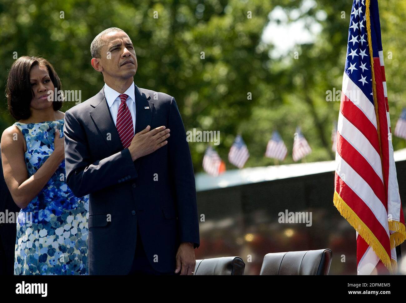 File photo - il Presidente Barack Obama e la First Lady Michelle Obama partecipano ad una cerimonia per commemorare il 50° anniversario della guerra del Vietnam al Vietnam Veterans Memorial Wall a Washington il 28 maggio 2012. Il prossimo memoriale dell'ex presidente Barack Obama "A Promised Land" sarà rilasciato il 17 novembre in formato hardcover, digitale e audiolibro. Foto di Kristoffer Tripplaar/piscina/ABACAPRESS.COM Foto Stock