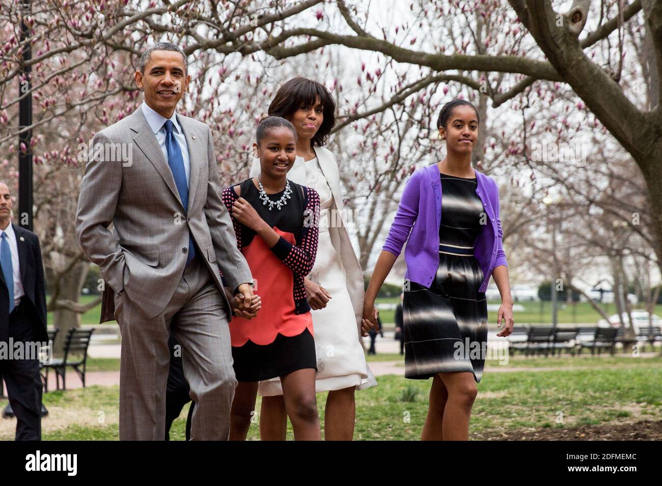 File photo - il presidente degli Stati Uniti Barack Obama, la figlia Sasha, la prima signora Michelle Obama e la figlia Malia camminano dalla Casa Bianca attraverso il Parco Lafayette per il servizio annuale di Pasqua alla Chiesa episcopale di San Giovanni a Washington, DC, USA il 31 marzo 2013. Il prossimo memoriale dell'ex presidente Barack Obama "A Promised Land" sarà rilasciato il 17 novembre in formato hardcover, digitale e audiolibro. Foto di Drew Angerer/piscina/ABACAPRESS.COM Foto Stock