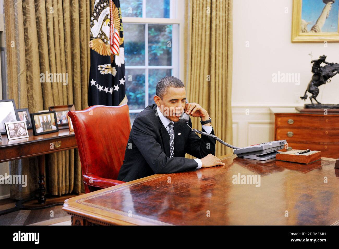 File photo - il presidente Barack Obama fa una telefonata per congratularmi con il nuovo primo ministro britannico David Cameron, presso l'Ufficio ovale della Casa Bianca a Washington, DC, USA il 11 maggio 2010. Il prossimo memoriale dell'ex presidente Barack Obama "A Promised Land" sarà rilasciato il 17 novembre in formato hardcover, digitale e audiolibro. Foto di Olivier Douliery/ABACAPRESS.COM Foto Stock