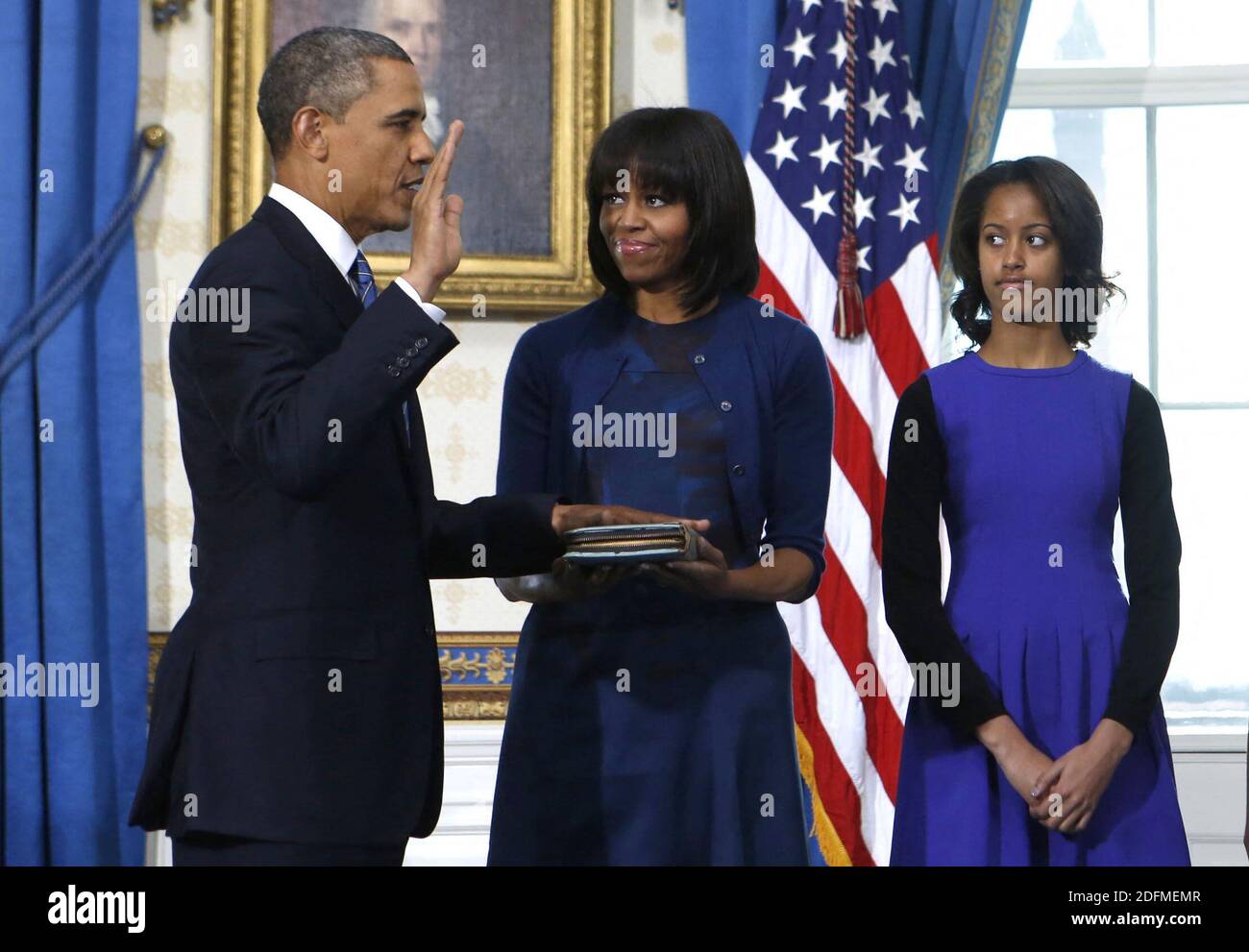 File photo - il presidente degli Stati Uniti Barack Obama (L) prende il giuramento di ufficio dalla Corte Suprema degli Stati Uniti Chief Justice John Roberts come prima signora Michelle Obama tiene la bibbia con la loro figlia Malia a destra nella stanza blu della Casa Bianca a Washington, DC, USA, 20 gennaio 2013. Il prossimo memoriale dell'ex presidente Barack Obama "A Promised Land" sarà rilasciato il 17 novembre in formato hardcover, digitale e audiolibro. Foto di Larry Downing/Pool/ABACAPRESS.COM Foto Stock