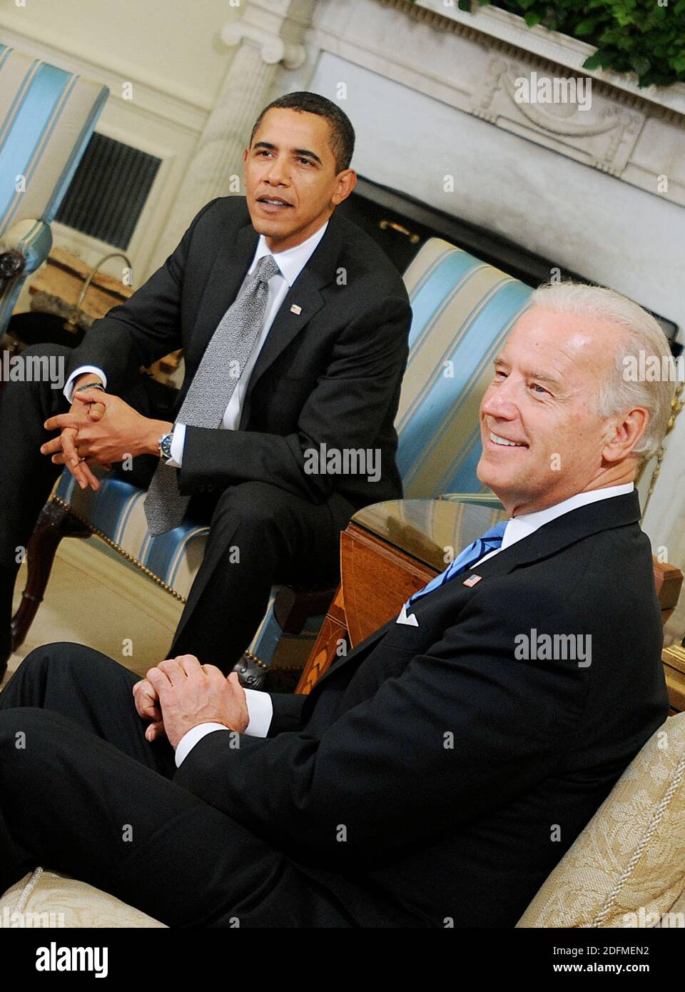 File photo - il presidente degli Stati Uniti Barack Obama siede con il vice presidente americano Joe Biden (R) durante gli incontri presso l'ufficio ovale della Casa Bianca a Washington, DC, il 29 gennaio 2009. Il prossimo memoriale dell'ex presidente Barack Obama "A Promised Land" sarà rilasciato il 17 novembre in formato hardcover, digitale e audiolibro. Foto di Olivier Douliery/ABACAPRESS.COM Foto Stock