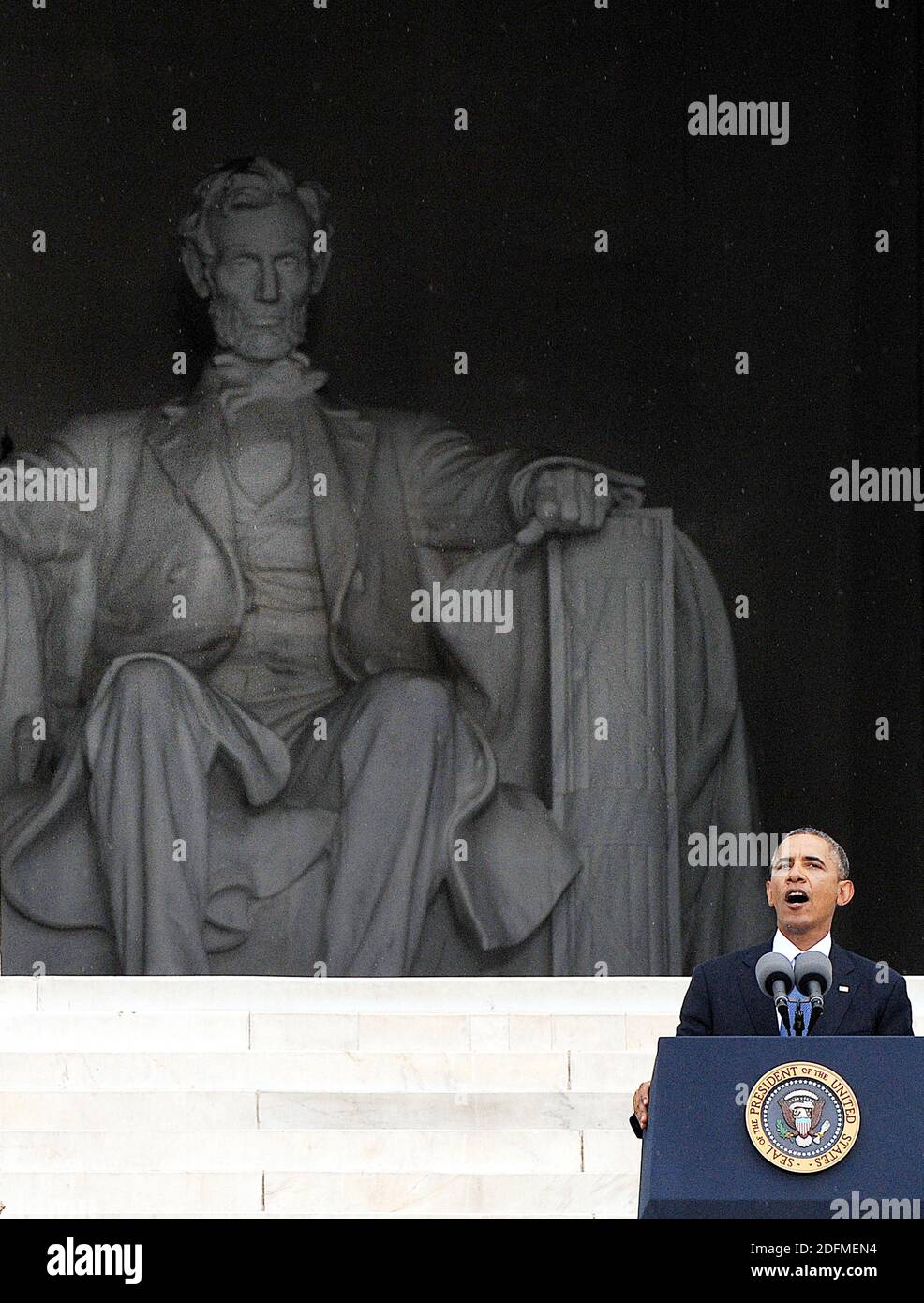 File photo - il presidente Barack Obama ha espresso le sue osservazioni alla cerimonia 'Let Freedom Ring' per commemorare il 50° anniversario della marcia di Washington per il lavoro e la libertà presso il Lincoln Memorial sul National Mall di Washington, DC, USA, il 28 agosto 2013. Il prossimo memoriale dell'ex presidente Barack Obama "A Promised Land" sarà rilasciato il 17 novembre in formato hardcover, digitale e audiolibro. Foto di Olivier Douliery/ABACAPRESS.COM Foto Stock