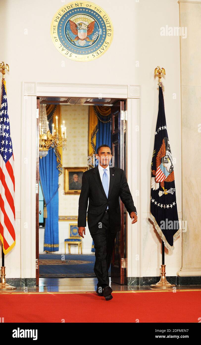 File photo - il presidente degli Stati Uniti Barack Obama sale sul podio per fornire commenti a seguito di un incontro con i responsabili delle agenzie competenti per discutere le revisioni in corso dell'incidente del giorno di Natale, nonché i miglioramenti della sicurezza e della condivisione di intelligence nelle nostre operazioni di sicurezza e antiterrorismo in patria, Nel Grand Foyer della Casa Bianca a Washington, DC, USA il 5 gennaio 2010. Il prossimo memoriale dell'ex presidente Barack Obama "A Promised Land" sarà rilasciato il 17 novembre in formato hardcover, digitale e audiolibro. Foto di Olivier Douliery /ABACAPRESS.COM Foto Stock