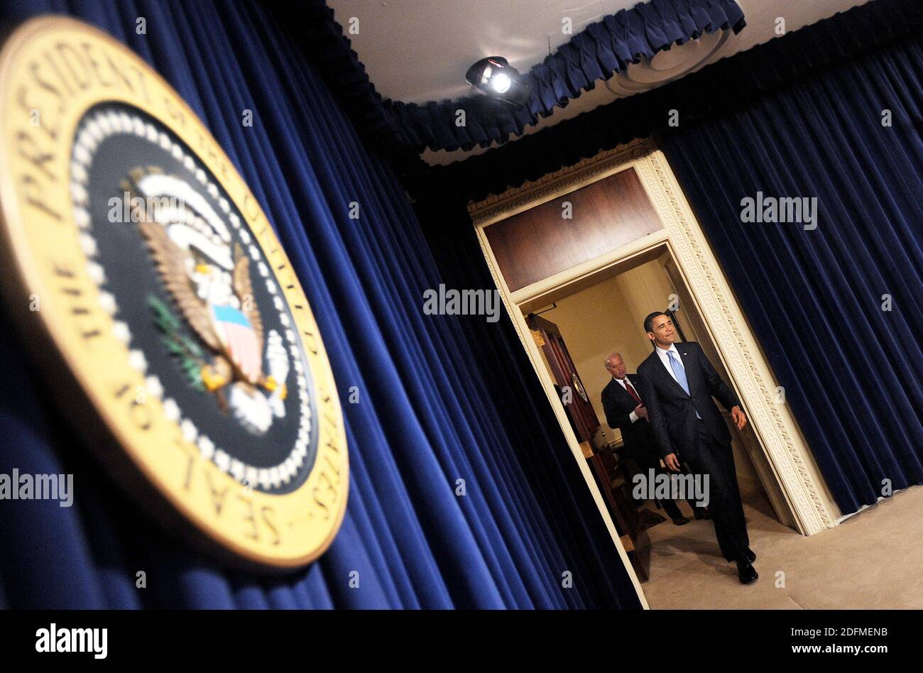 File photo - il primo atto pubblico del presidente Barack Obama in carica presso la Casa Bianca, istituisce nuovi limiti ai lobbisti nella sua Casa Bianca e per congelare gli stipendi degli aiuti altamente retribuiti, in un cenno al caos economico del paese a Washington, DC, USA, il 21 gennaio 2009. Il prossimo memoriale dell'ex presidente Barack Obama "A Promised Land" sarà rilasciato il 17 novembre in formato hardcover, digitale e audiolibro. Foto di Olivier Douliery/ABACAPRESS.COM Foto Stock