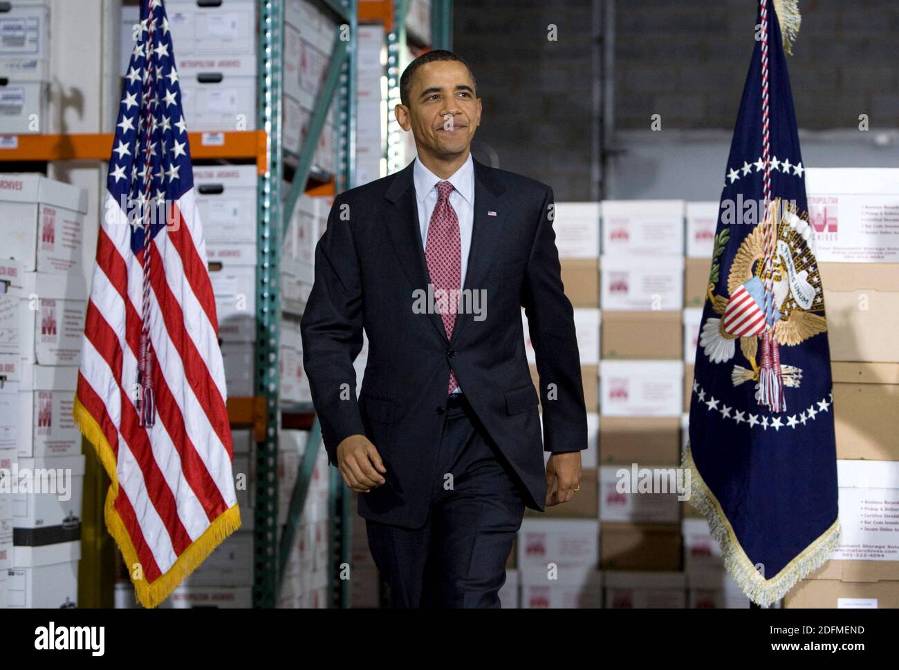 File photo - il presidente americano Barack Obama arriva ad annunciare un pacchetto di iniziative di prestito per aumentare la disponibilità di prestiti alle piccole imprese presso una società di archiviazione di documenti a Landover, NJ, USA il 21 ottobre 2009. Il prossimo memoriale dell'ex presidente Barack Obama "A Promised Land" sarà rilasciato il 17 novembre in formato hardcover, digitale e audiolibro. Foto di Kristoffer Tripplaar/piscina/ABACAPRESS.COM Foto Stock