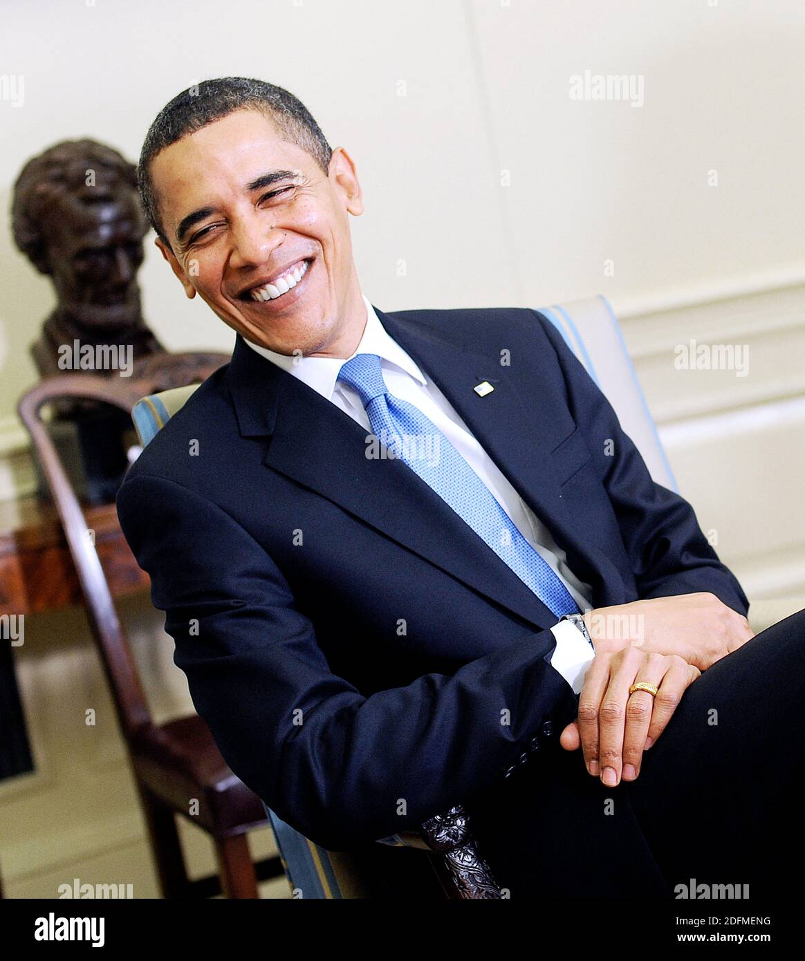 File photo - il presidente degli Stati Uniti Barack Obama ride durante un incontro con il primo ministro giapponese Taro Aso nell'Ufficio ovale 24 febbraio 2009 alla Casa Bianca a Washington, DC. (Nella foto: Barack Obama) il prossimo memoriale dell'ex presidente Barack Obama "A Promised Land" sarà rilasciato il 17 novembre in formato hardcover, digitale e audiolibro. Foto di Olivier Douliery/ABACAPRESS.COM Foto Stock