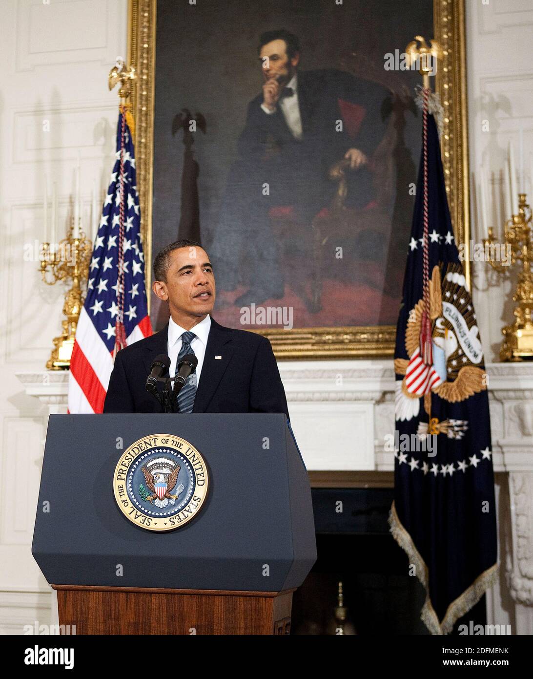 File photo - il presidente degli Stati Uniti Barack Obama parla della sparatoria del rappresentante Gabrielle Giffords, un Demcrat dall'Arizona, alla Casa Bianca a Washington, D.C., il 08 gennaio 2011. Giffords, che è in condizioni di critcal, è stato uno dei 18 colpi durante un incontro del collegio elettorale a Tucson, Arizona. Il prossimo memoriale dell'ex presidente Barack Obama "A Promised Land" sarà rilasciato il 17 novembre in formato hardcover, digitale e audiolibro. Foto di Joshua Roberts/Bloomberg/ABACAPRESS.COM Foto Stock